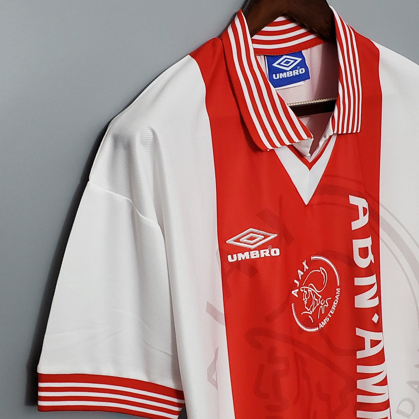 Ajax “ABN-AMRO” 1994–96 — Camiseta home Umbro blanca/roja (cuello polo rayado)
