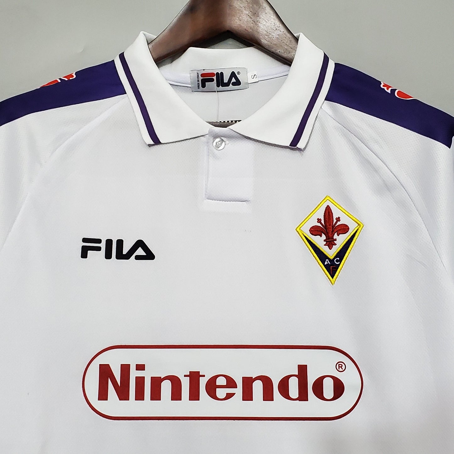 ACF Fiorentina “Nintendo” 1998–99 — Camiseta away retro Fila blanca