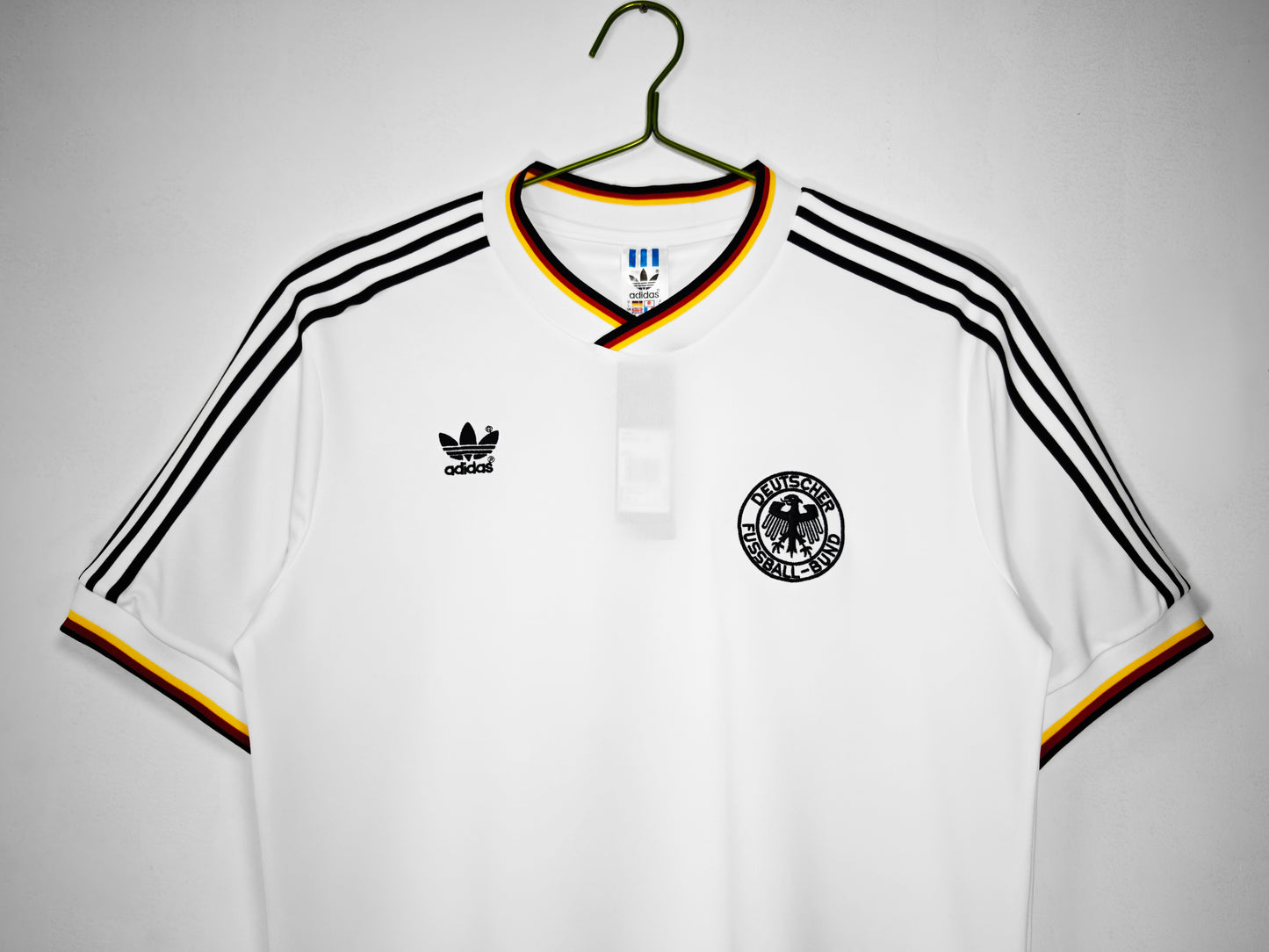 Camiseta Alemania adidas Originals Retro – Blanca con 3 bandas y ribete tricolor (inspiración 70/80)