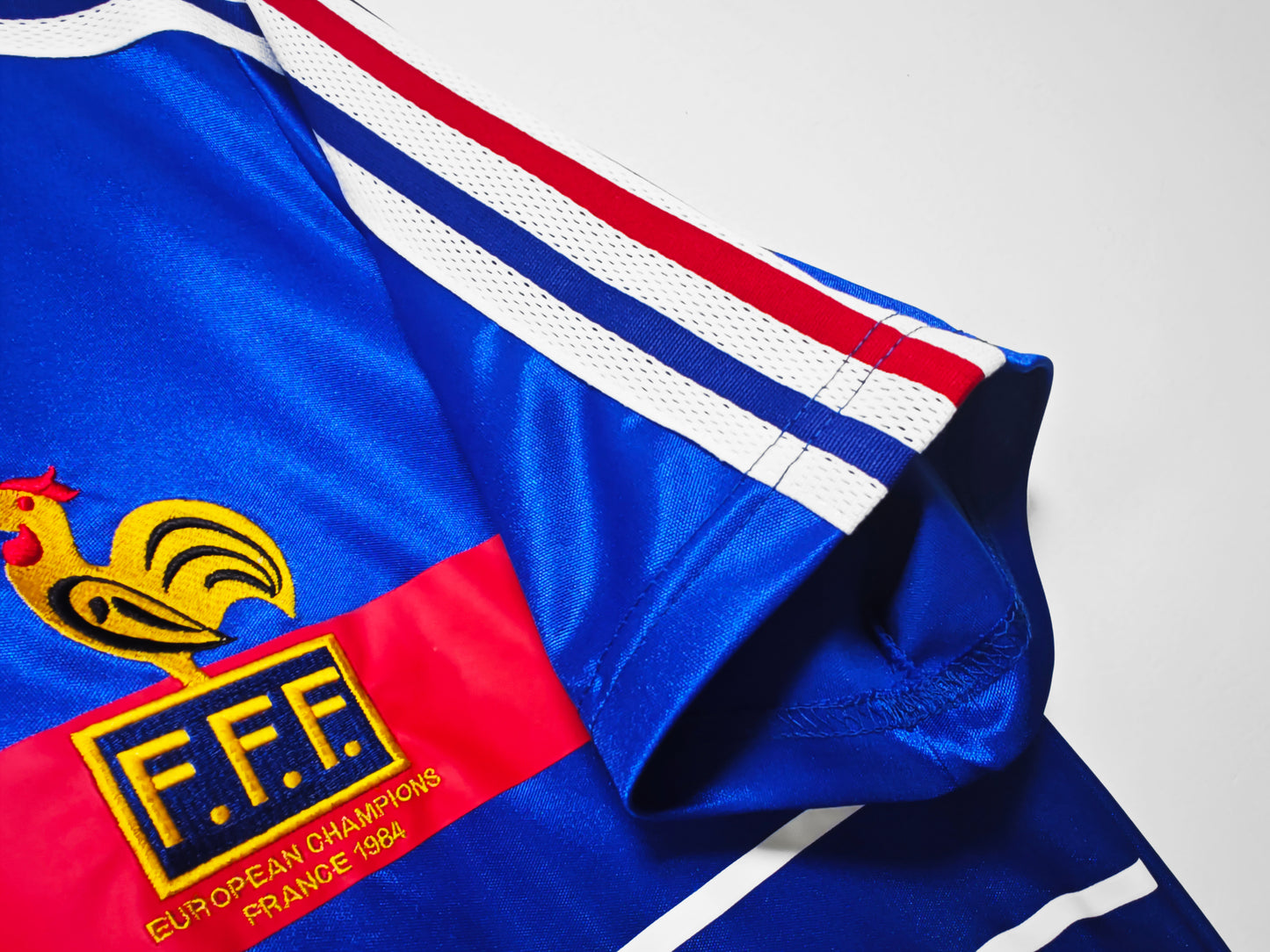 Camiseta Francia adidas Local 1982/83 (España ’82) – Azul con banda roja y líneas blancas (Trefoil)