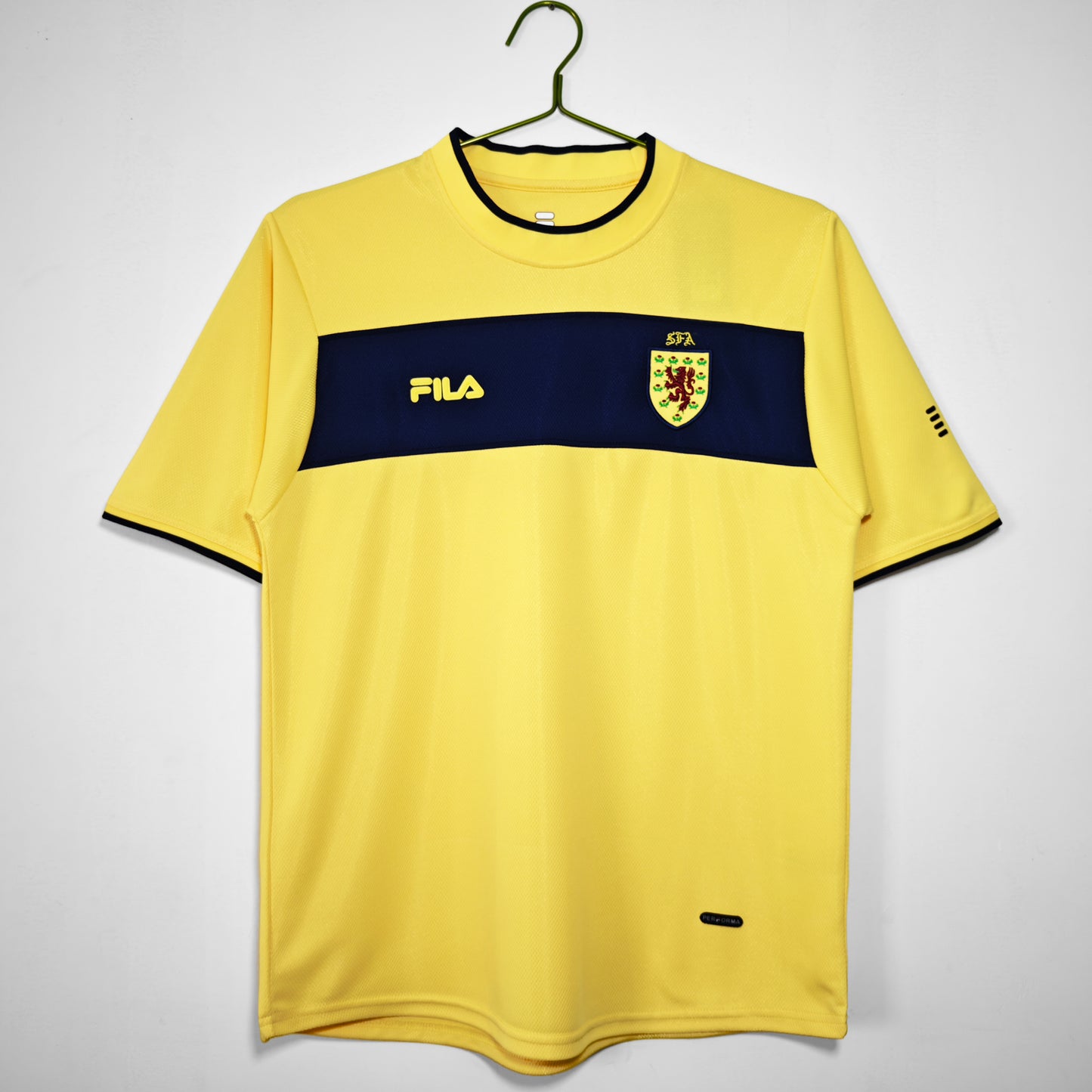 Camiseta Escocia Fila Visitante 2002–2003 – Amarilla con banda azul marino