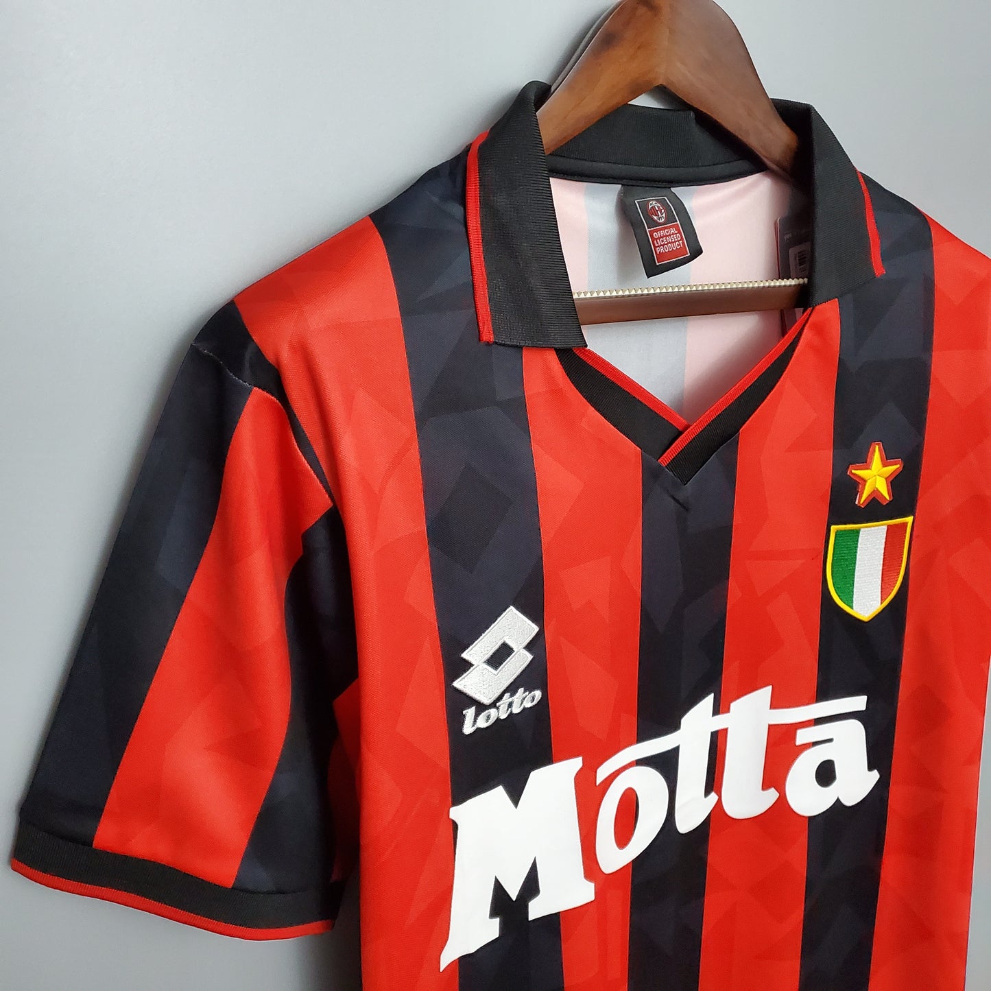 AC Milan “Motta” 1993–94 — Camiseta home Lotto rossonera (parche Scudetto)