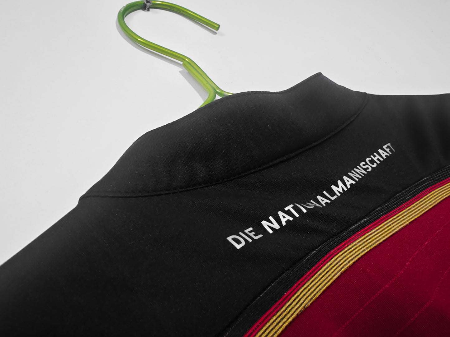 Camiseta Alemania adidas Away 2014/15 (Brasil 2014) – Negra con franjas rojas, cuello henley – Climacool