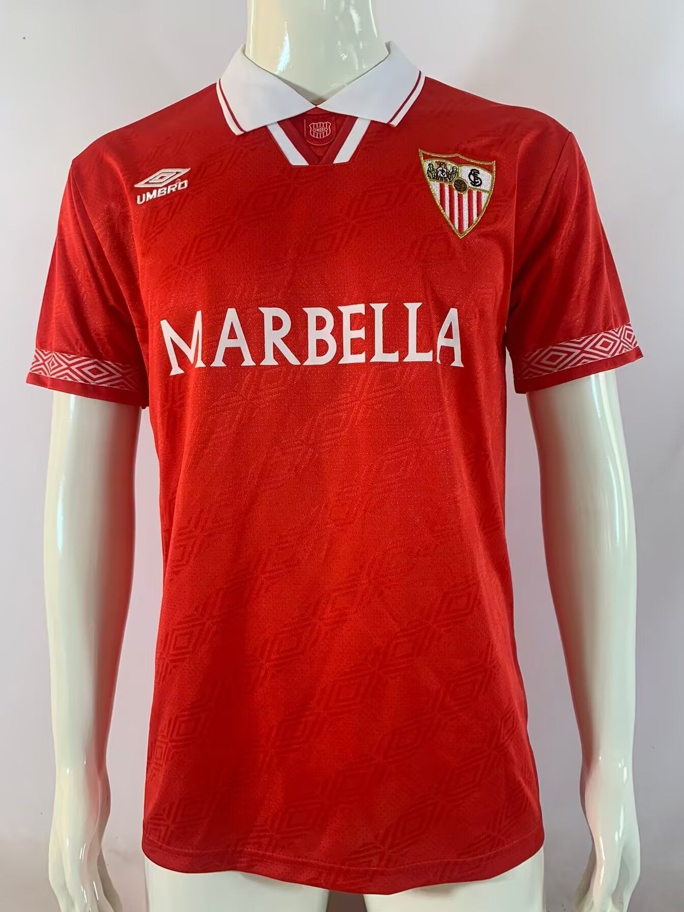 Sevilla FC “Marbella” 1991–92 — Camiseta away Umbro roja (cuello blanco)