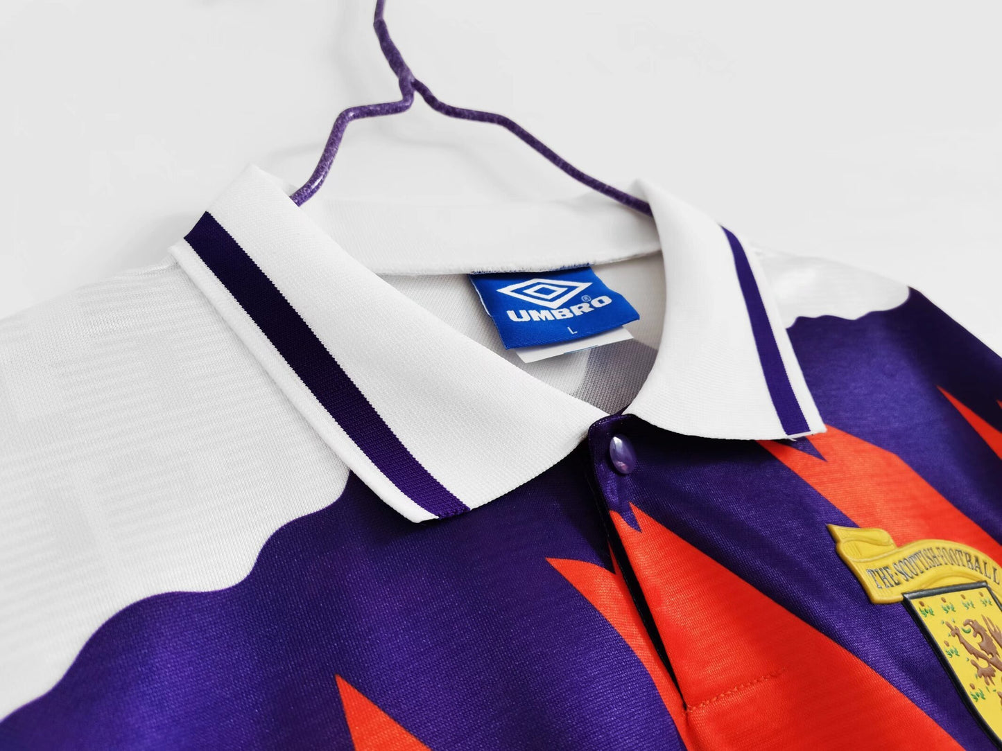 Camiseta Escocia Umbro Away 1991–1993 (Euro ’92 era) – Blanca con gráfico rojo/marino y cuello polo