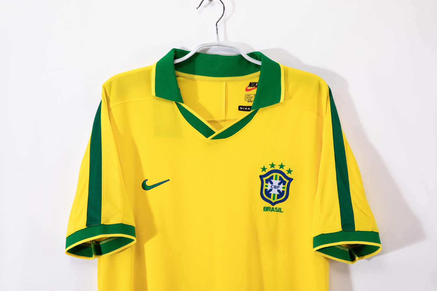 Camiseta Brasil Nike Local 2002–2004 – Amarilla con cuello polo verde (5 estrellas) – NikeFIT