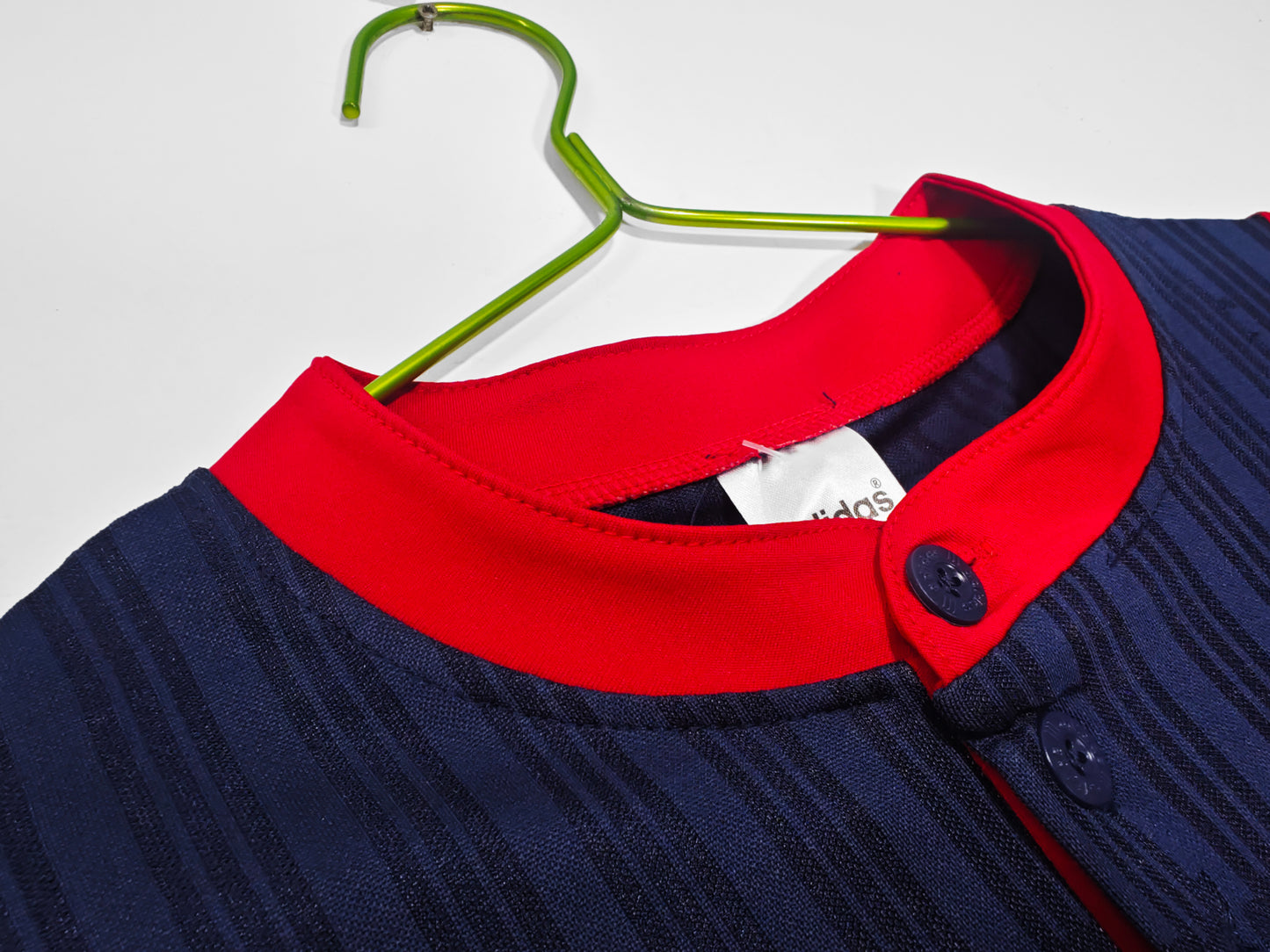 Camiseta España adidas Visitante 1994–1996 (USA ’94) – Azul marino con franja bandera y cuello henley