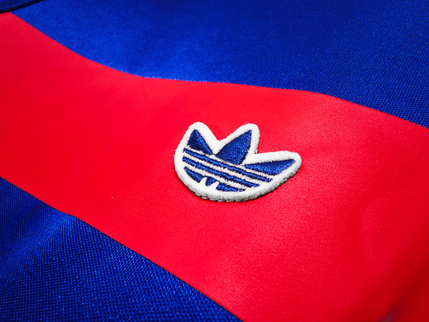 Camiseta Francia adidas Local 1982/83 (España ’82) – Azul con banda roja y líneas blancas (Trefoil)