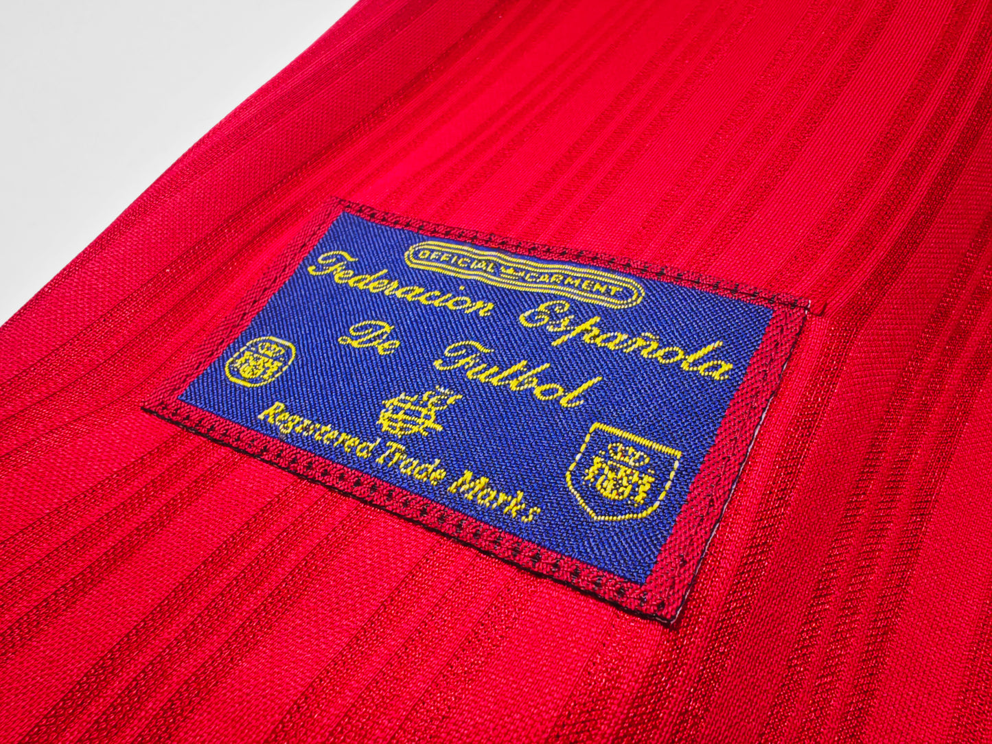 Camiseta España adidas Local 1994–1996 (USA ’94) – Roja con franja bandera y cuello henley