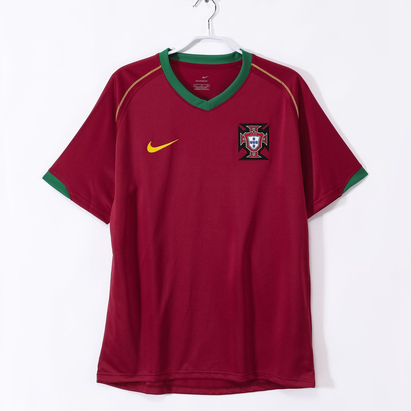 Camiseta Portugal Nike Local 2006–2008 – Granate con cuello en “V” verde (Dri-FIT)