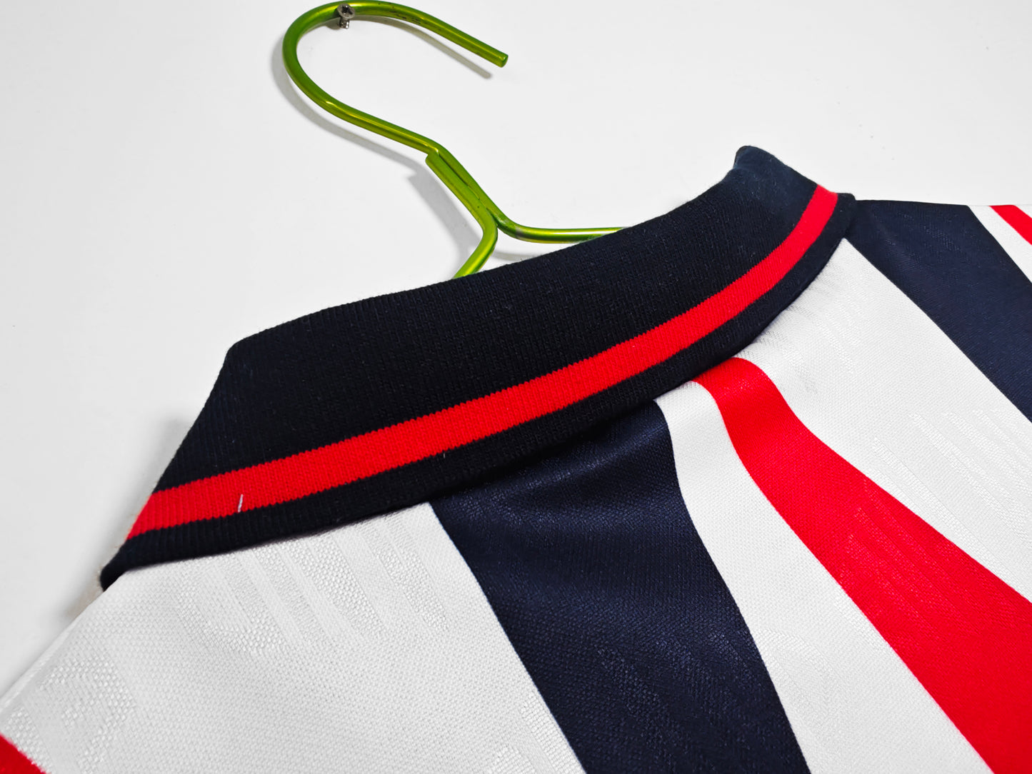 Camiseta Inglaterra Score Draw Retro – Home 1990–1992 | Blanca con picos rojo/marino y cuello polo