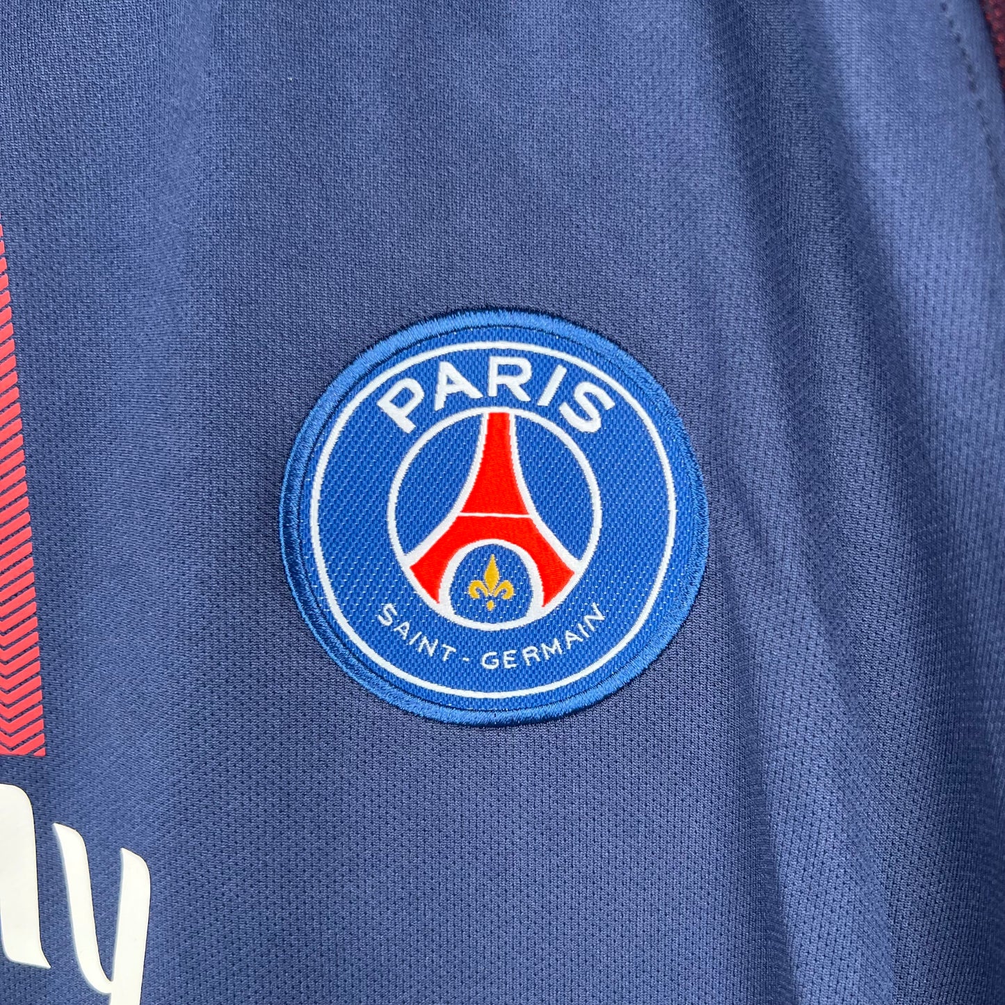 PSG “Fly Emirates” 2016–17 — Camiseta home Nike azul marino (mangas burdeos)