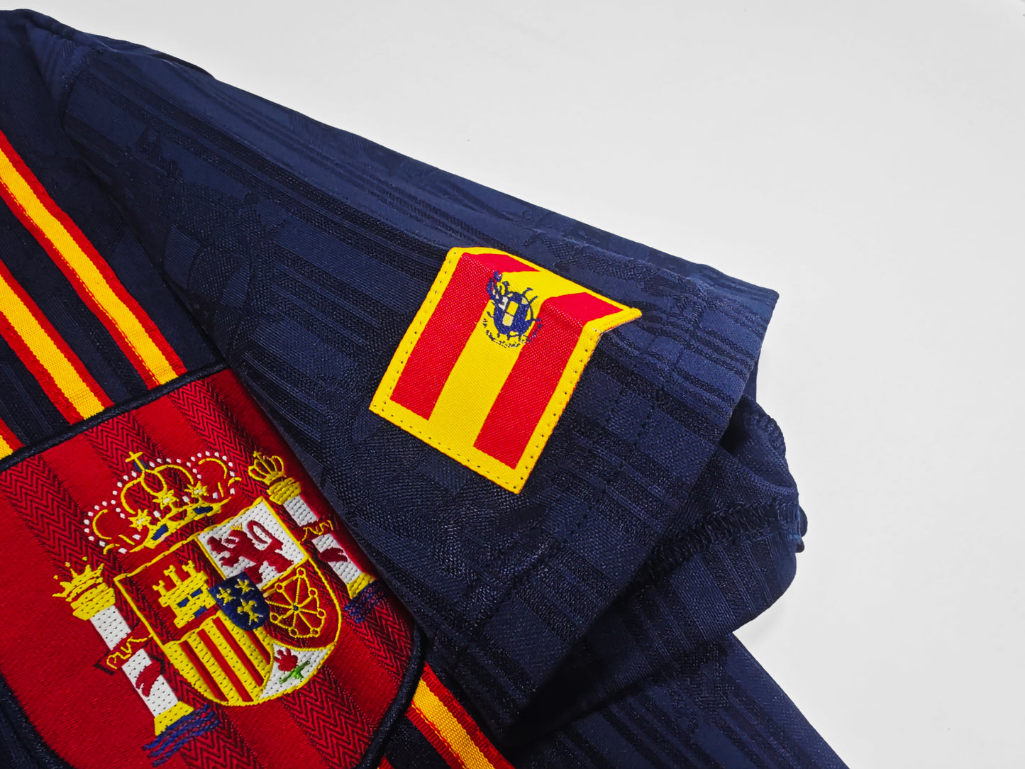 Camiseta España adidas Visitante 1994–1996 (USA ’94) – Azul marino con franja bandera y cuello henley