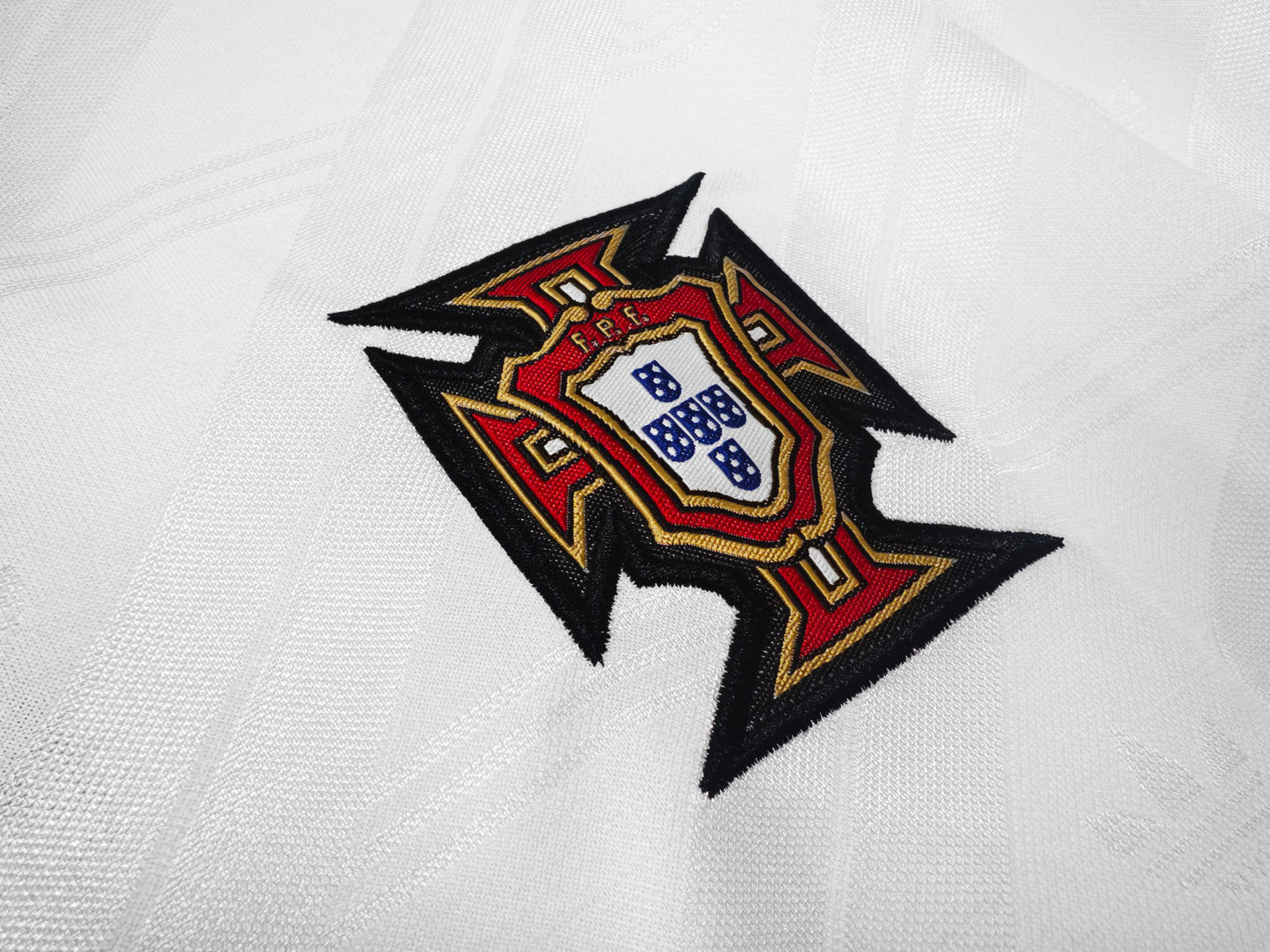 Camiseta Portugal Adidas Away 1992–94 – Blanca con franjas tricolor en mangas (era Rui Costa/Figo)