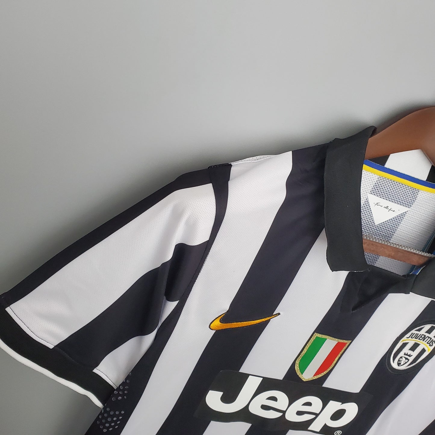 Juventus “Jeep” 2013–14 — Camiseta home Nike a rayas blancas y negras (Scudetto)
