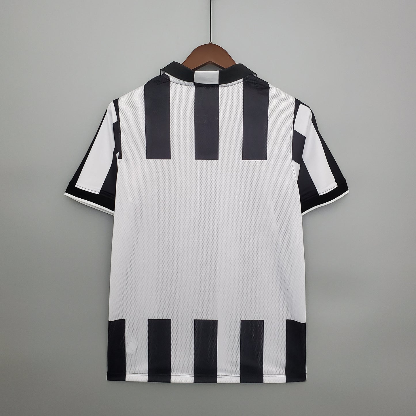 Juventus “Jeep” 2013–14 — Camiseta home Nike a rayas blancas y negras (Scudetto)