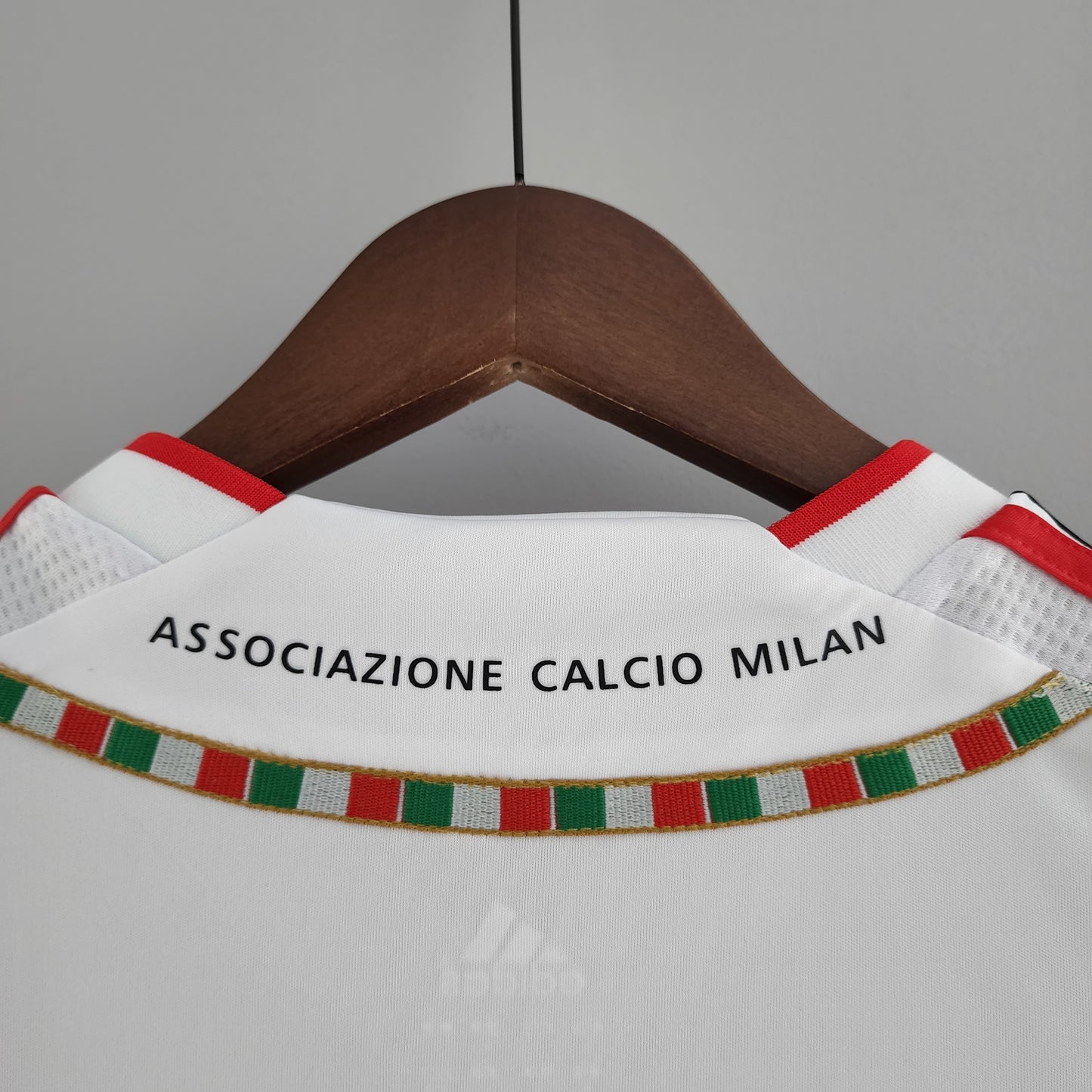 AC Milan 2013–14 Away “Fly Emirates” — Adidas blanca con franja vertical
