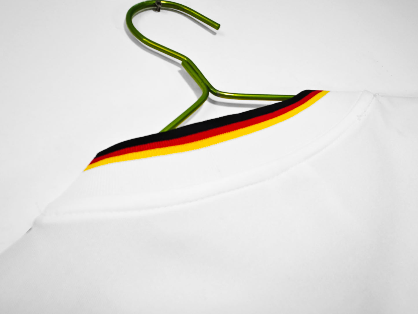 Camiseta Alemania adidas Originals Retro – Blanca con 3 bandas y ribete tricolor (inspiración 70/80)