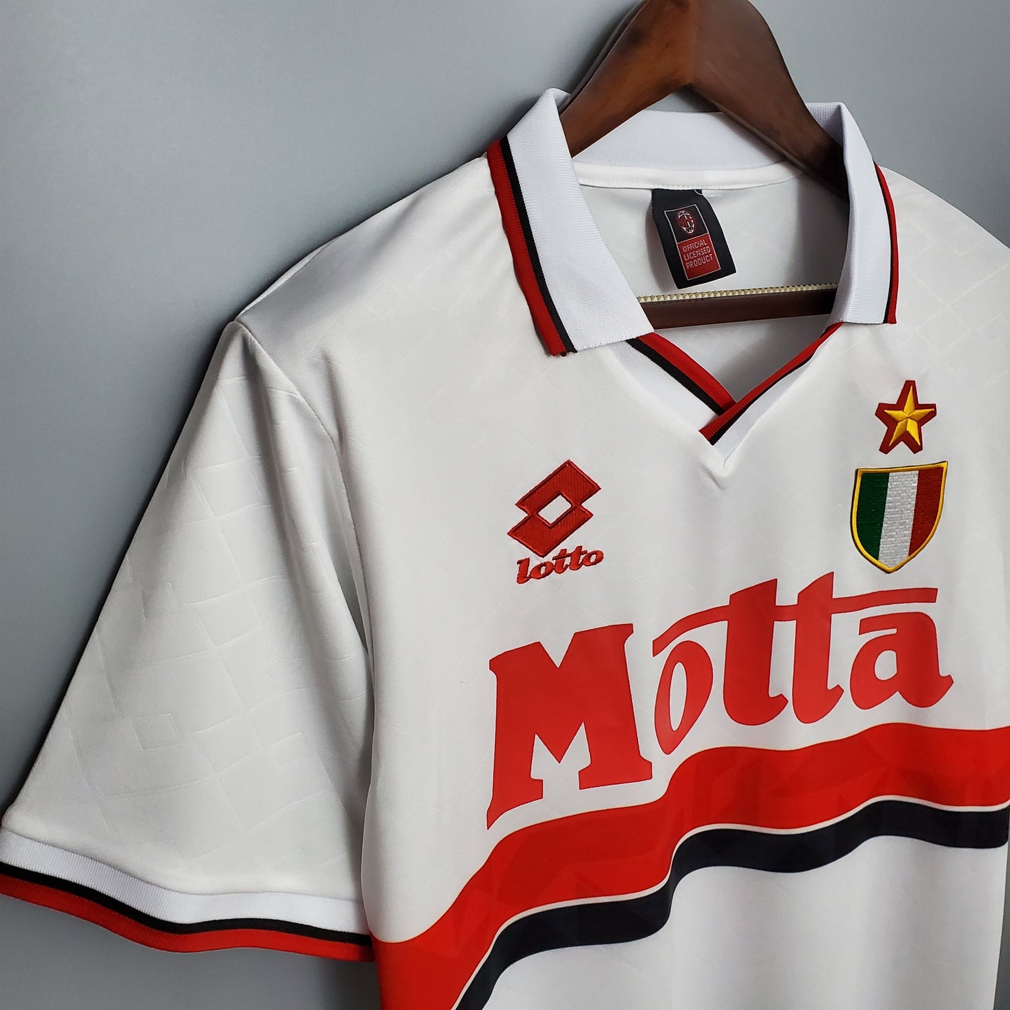 AC Milan “Motta” 1993–94 — Camiseta away Lotto blanca (banda roja)