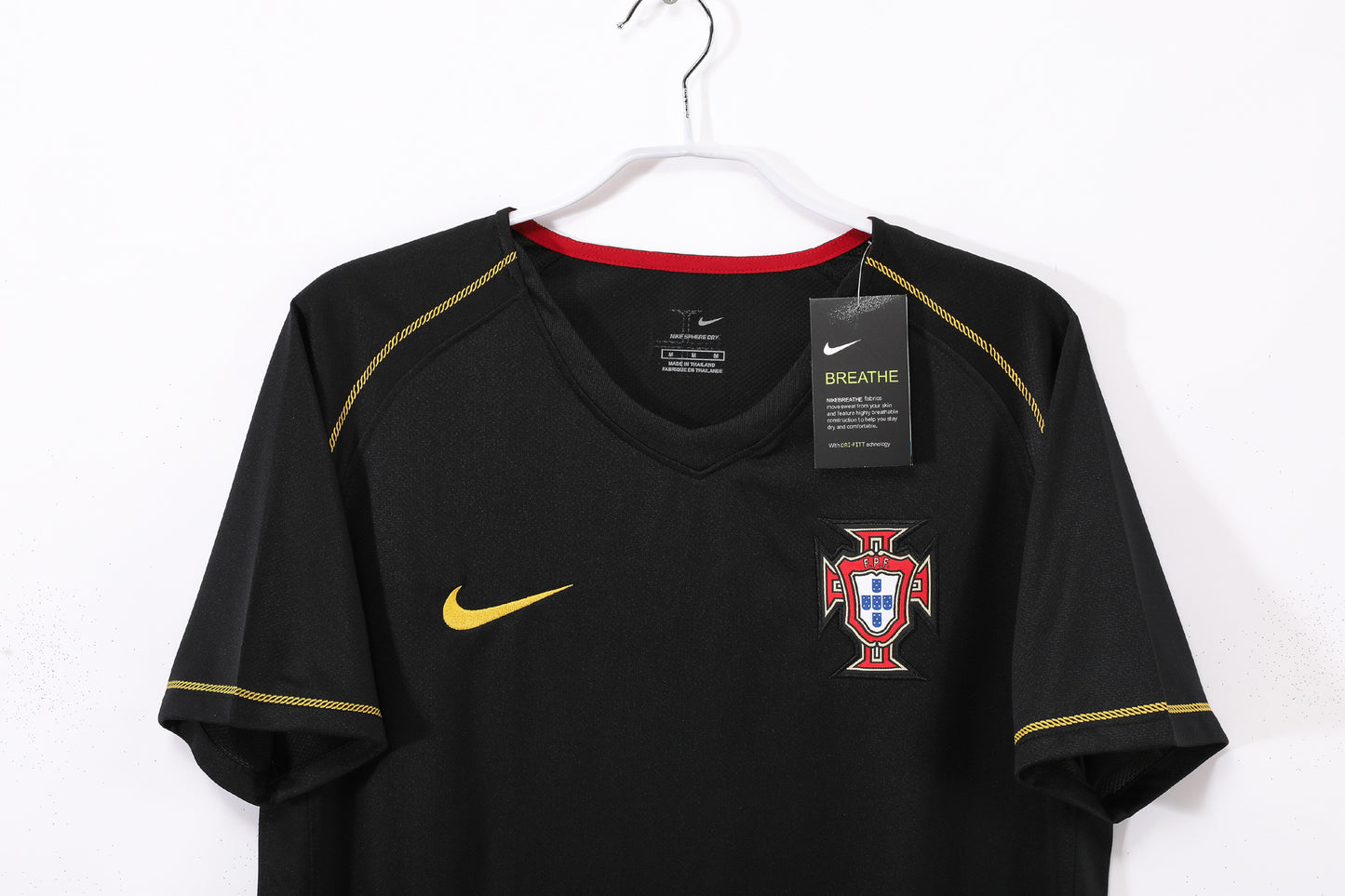 Camiseta Portugal Nike Tercera 2004–2006 – Negra con detalles dorados (Dri-FIT)
