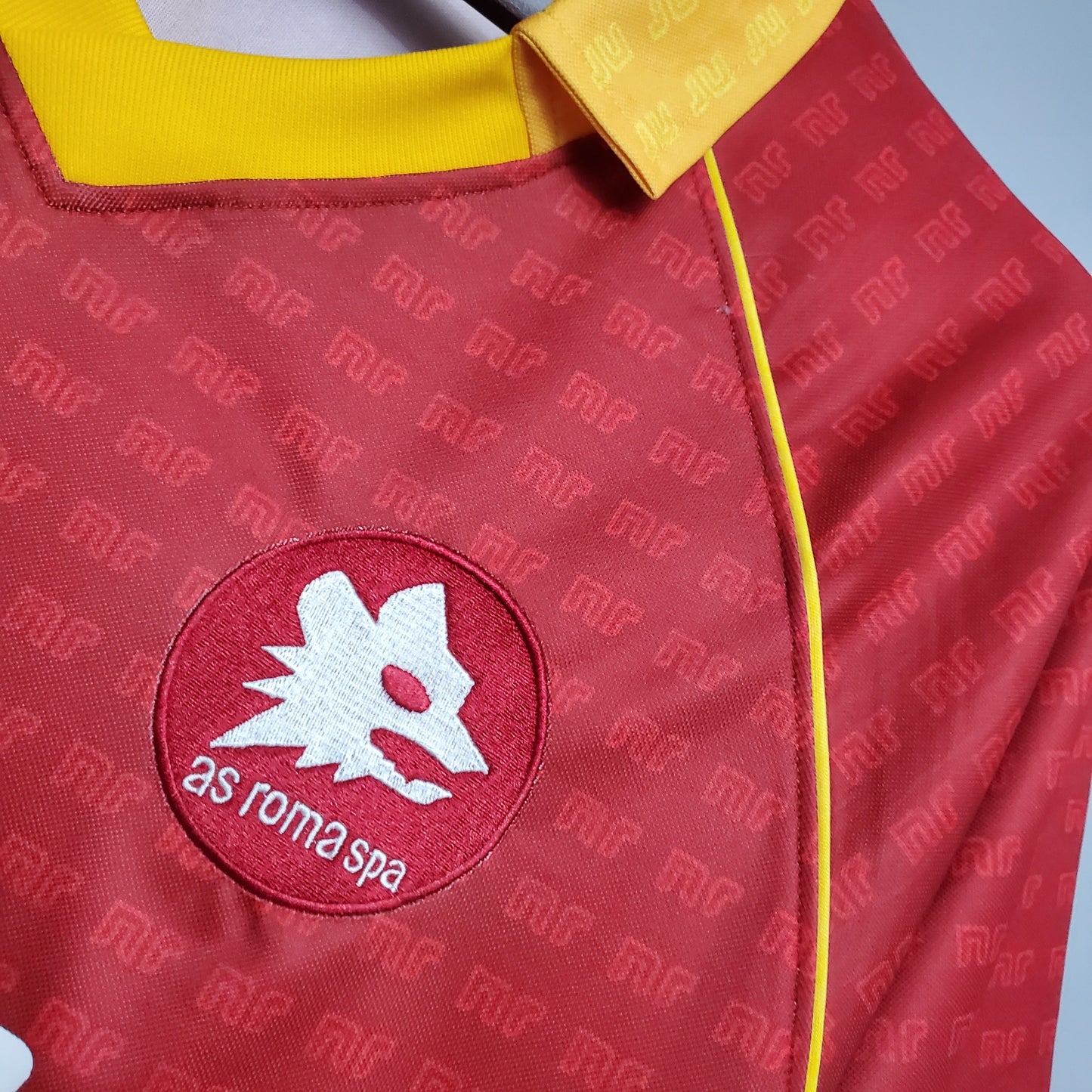 AS Roma “Barilla” 1987–89 — Camiseta home NR (Ennerre) granate (cuello amarillo)