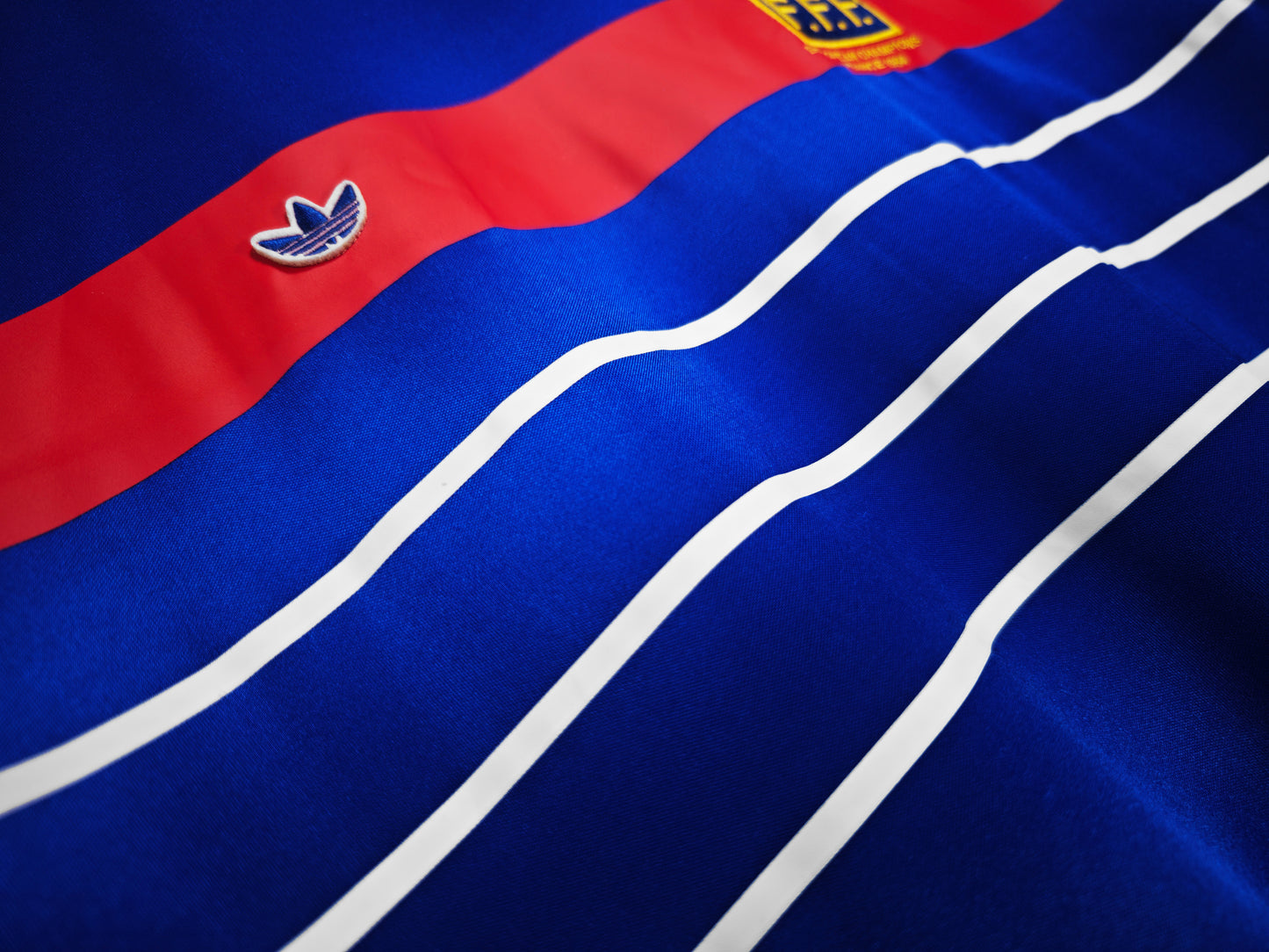 Camiseta Francia adidas Local 1982/83 (España ’82) – Azul con banda roja y líneas blancas (Trefoil)