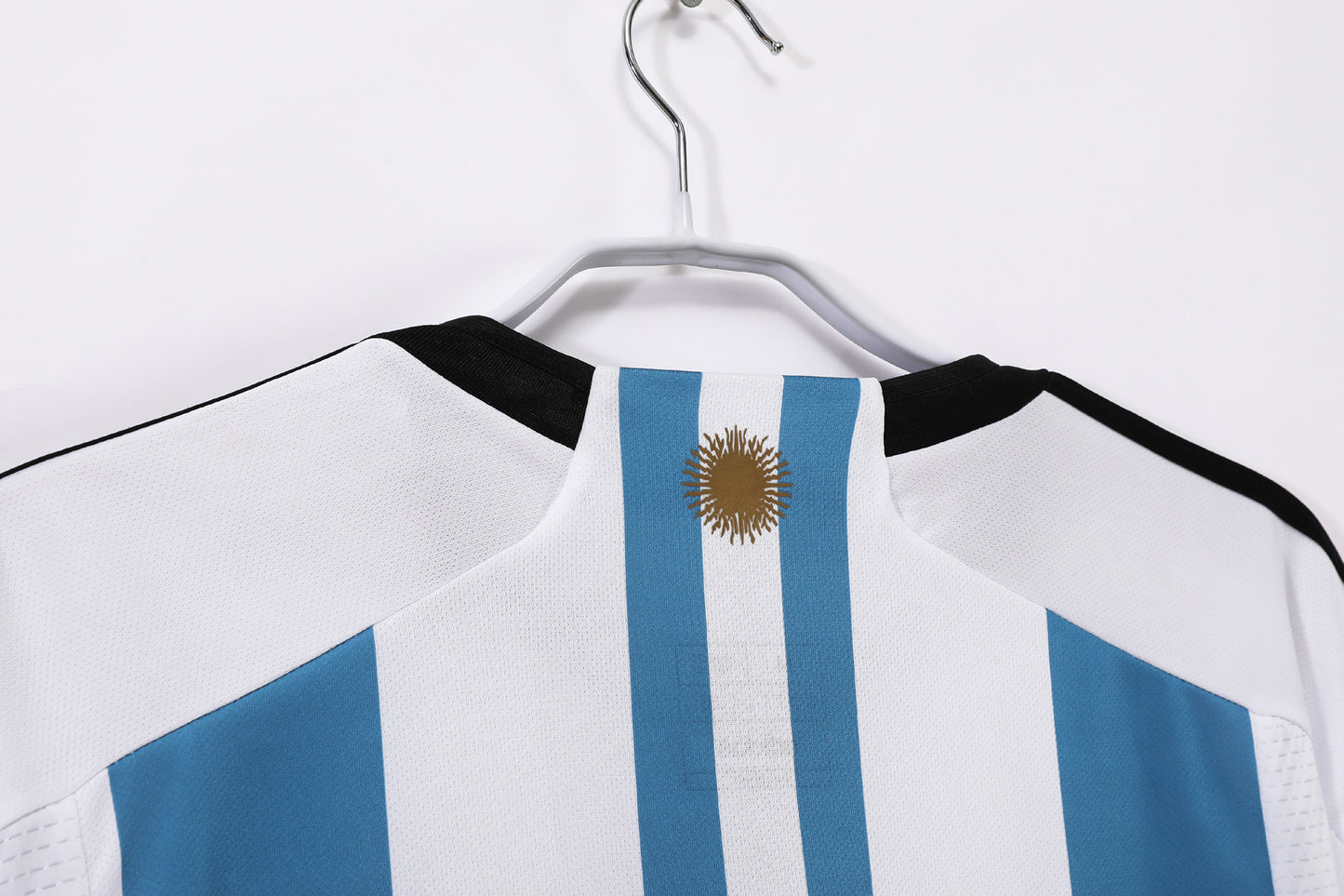 Camiseta Argentina adidas Local 2022 (Qatar) – Rayas Celeste/Blanco, 2 estrellas – AEROREADY