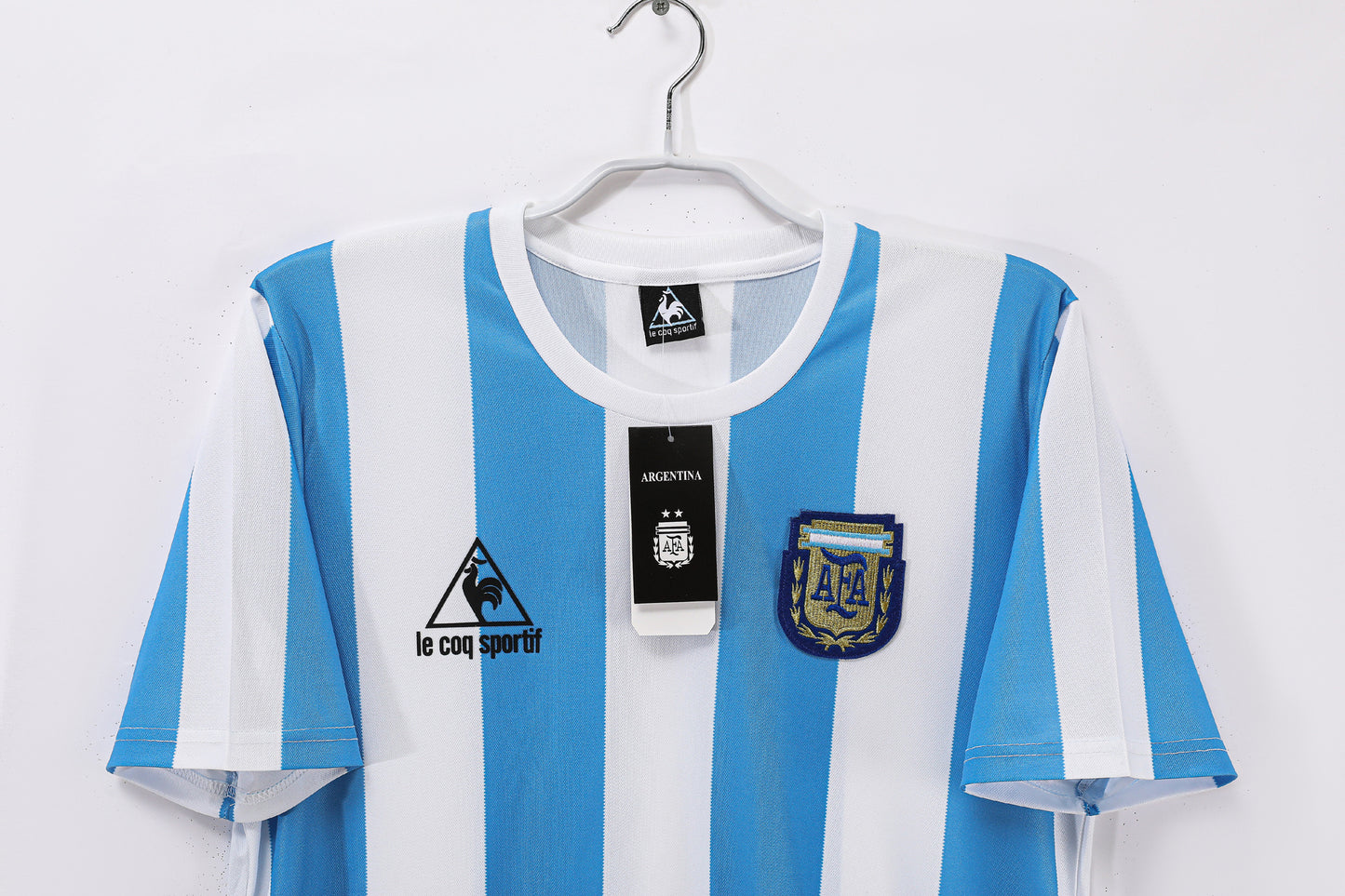 Camiseta Argentina Le Coq Sportif Local 1985–1987 (estilo Mundial 1986) – Rayas Celeste/Blanco