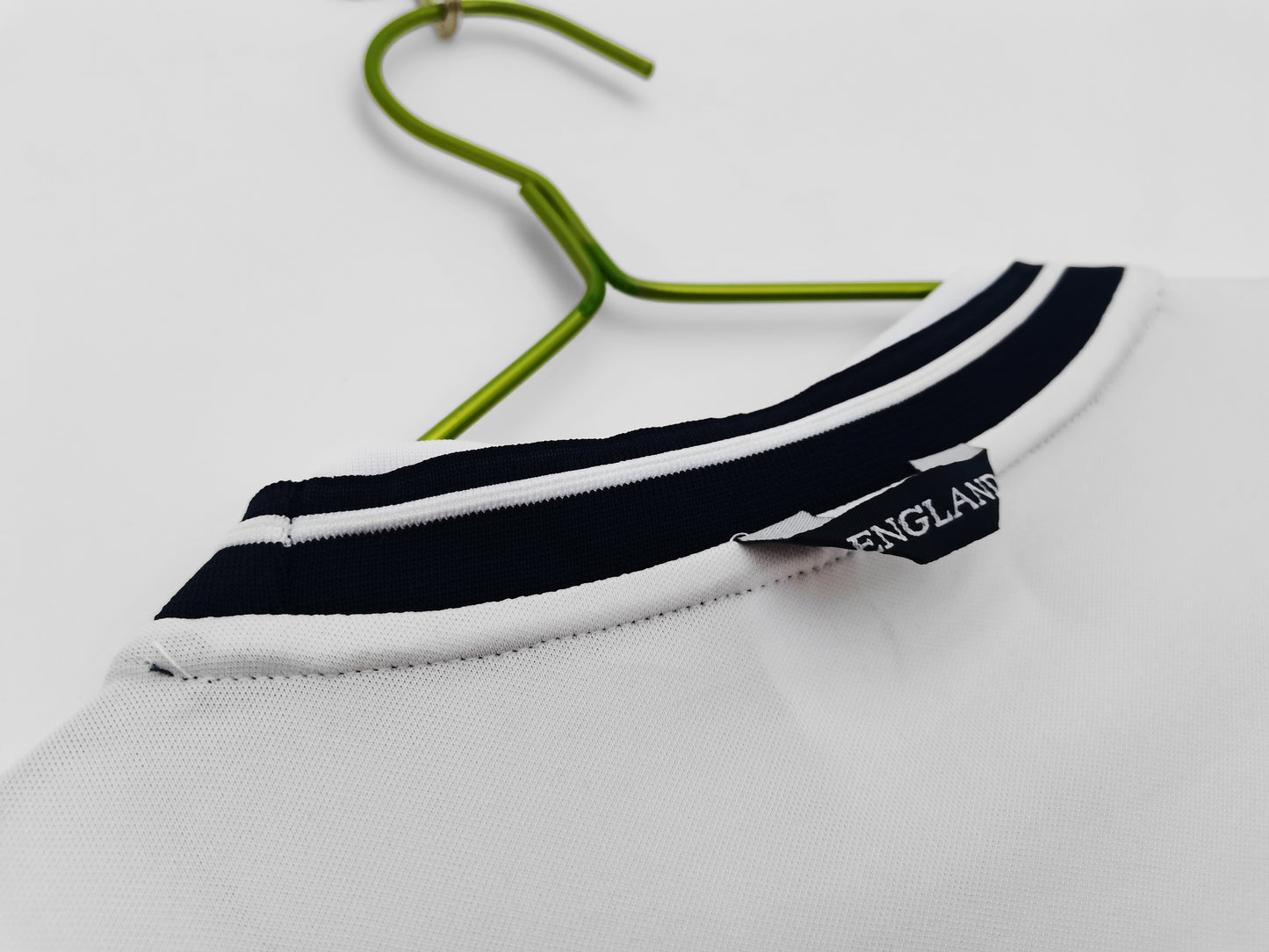 Inglaterra Umbro — Home blanca 2010-12 | “Tailored by Umbro”, minimalismo clásico
