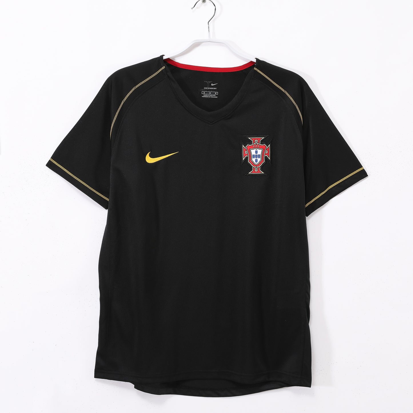 Camiseta Portugal Nike Tercera 2004–2006 – Negra con detalles dorados (Dri-FIT)