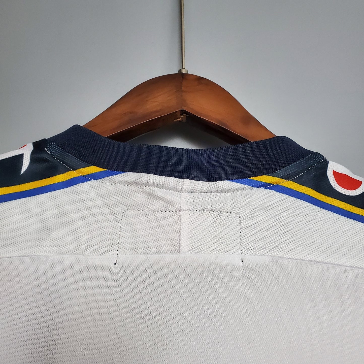 Parma “Parmalat” 1999–2001 — Camiseta away Champion blanca (franja azul)