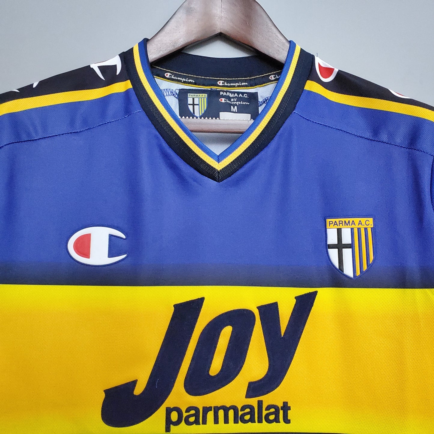 Parma “Joy Parmalat” 2000–01 — Camiseta home Champion amarilla/azul (rayas horizontales)