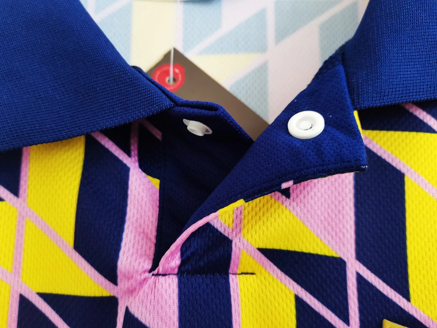Escocia Umbro — Third 1991-93 | patrón geométrico amarillo/rosa y cuello polo marino