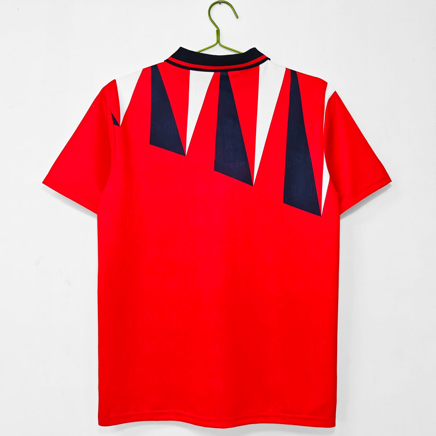 Camiseta Inglaterra Score Draw Retro – Away 1990–1992 | Roja con picos marino/blanco y cuello polo