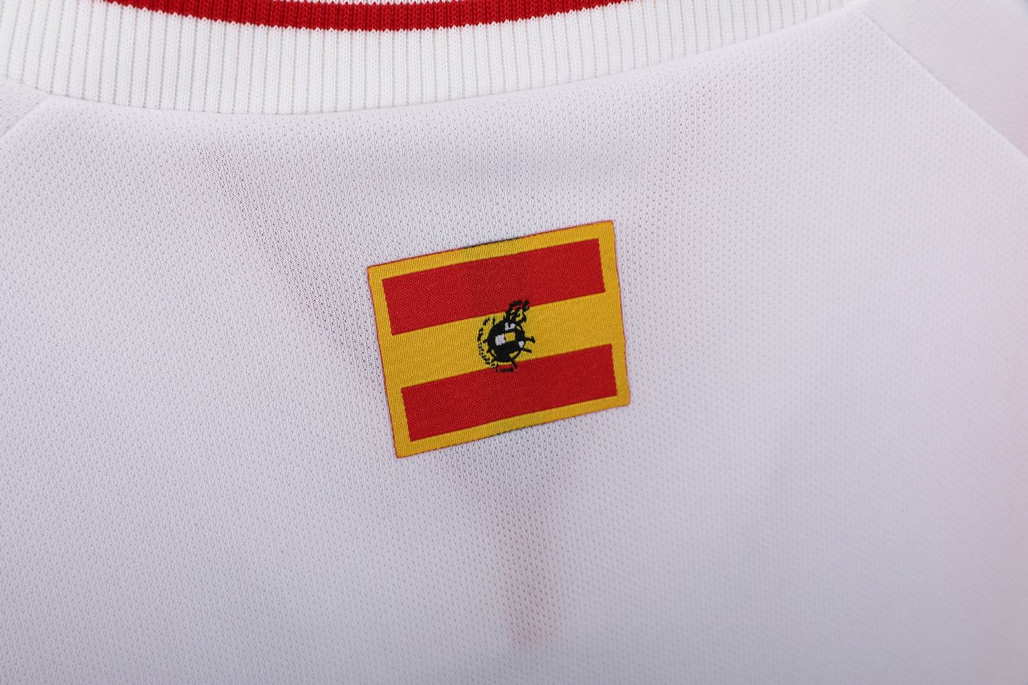 España 1994–96 Away (Blanca con arcos rojo/amarillo) – adidas Equipment