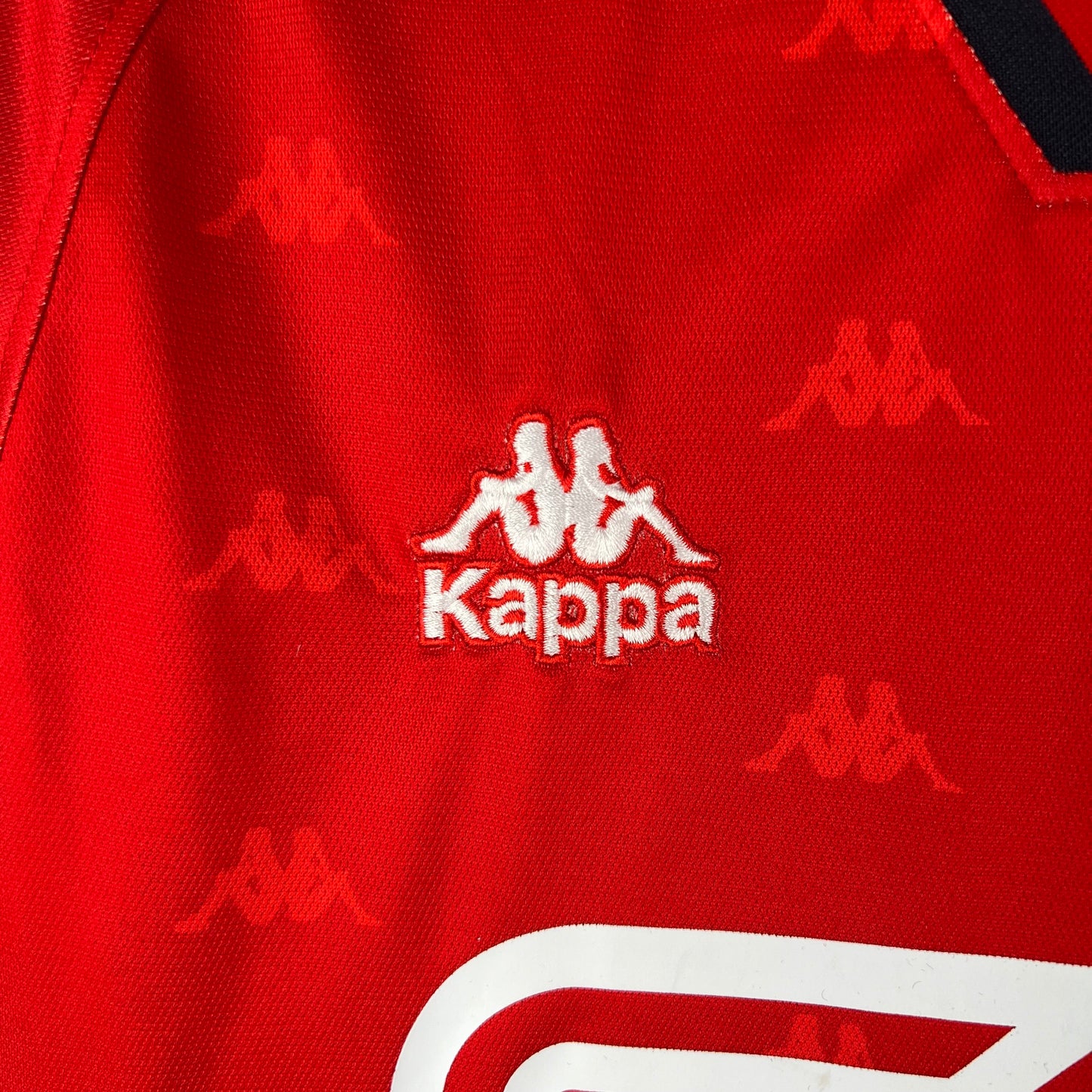 CA Osasuna “CAN” 1995–97 — Camiseta home Kappa roja (cinta Omini)