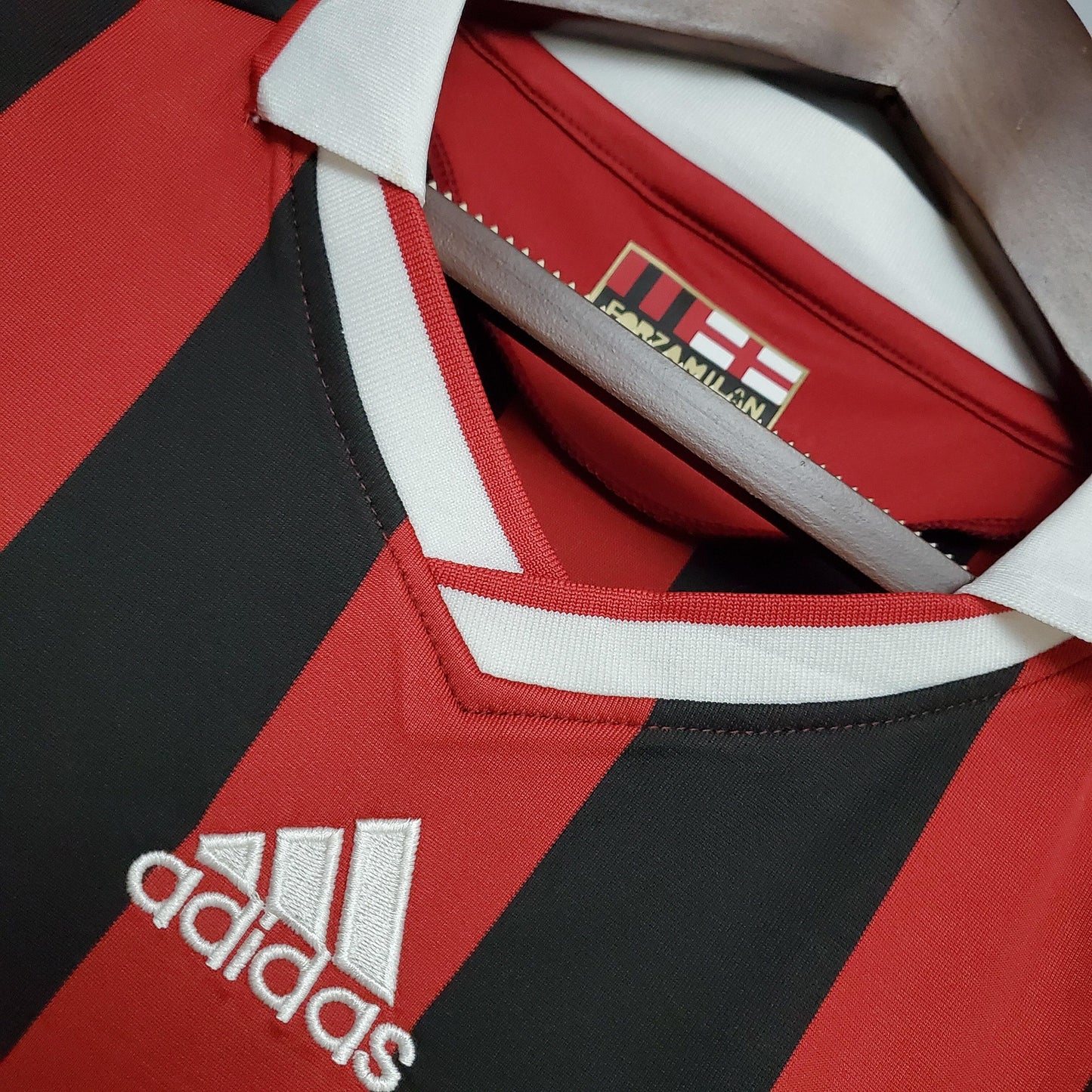 AC Milan “bwin” 2008–09 — Camiseta home Adidas rossonera (cuello blanco)