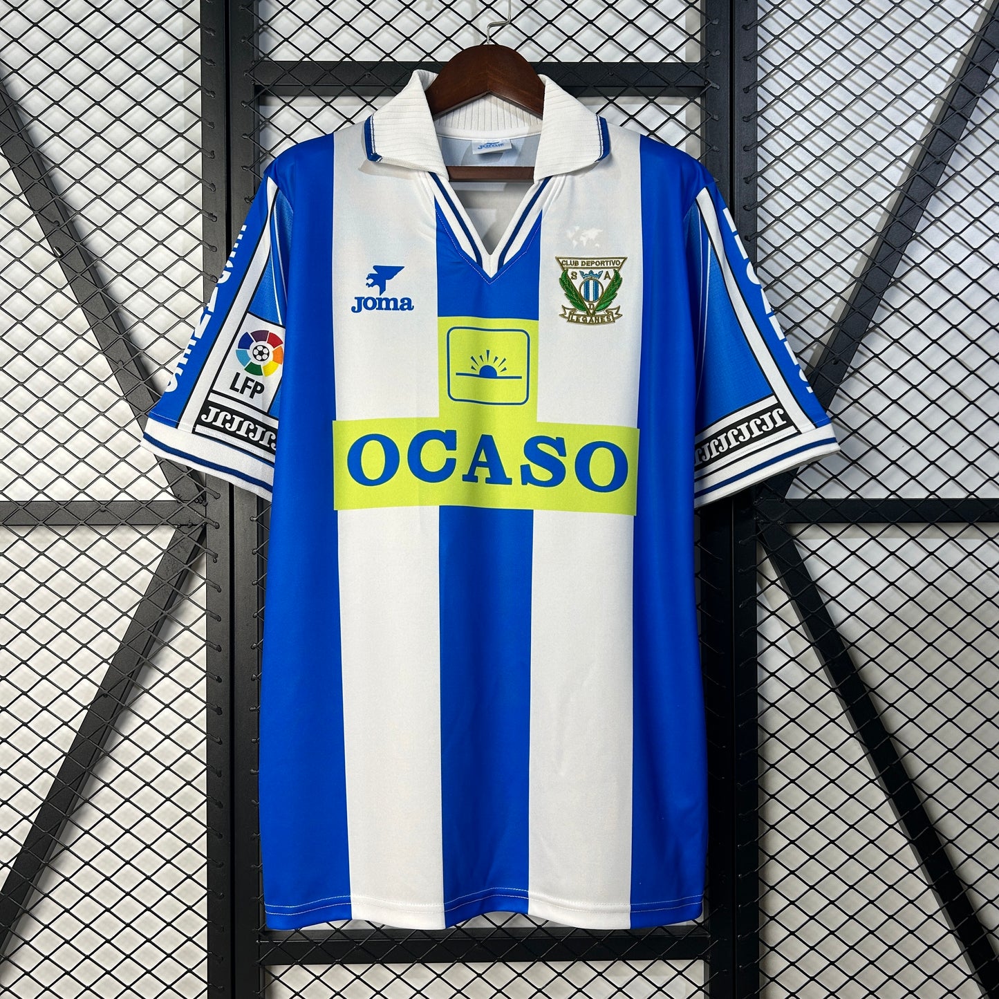 CD Leganés “OCASO” 1996–98 — Camiseta home Joma azul/blanca (cuello polo)