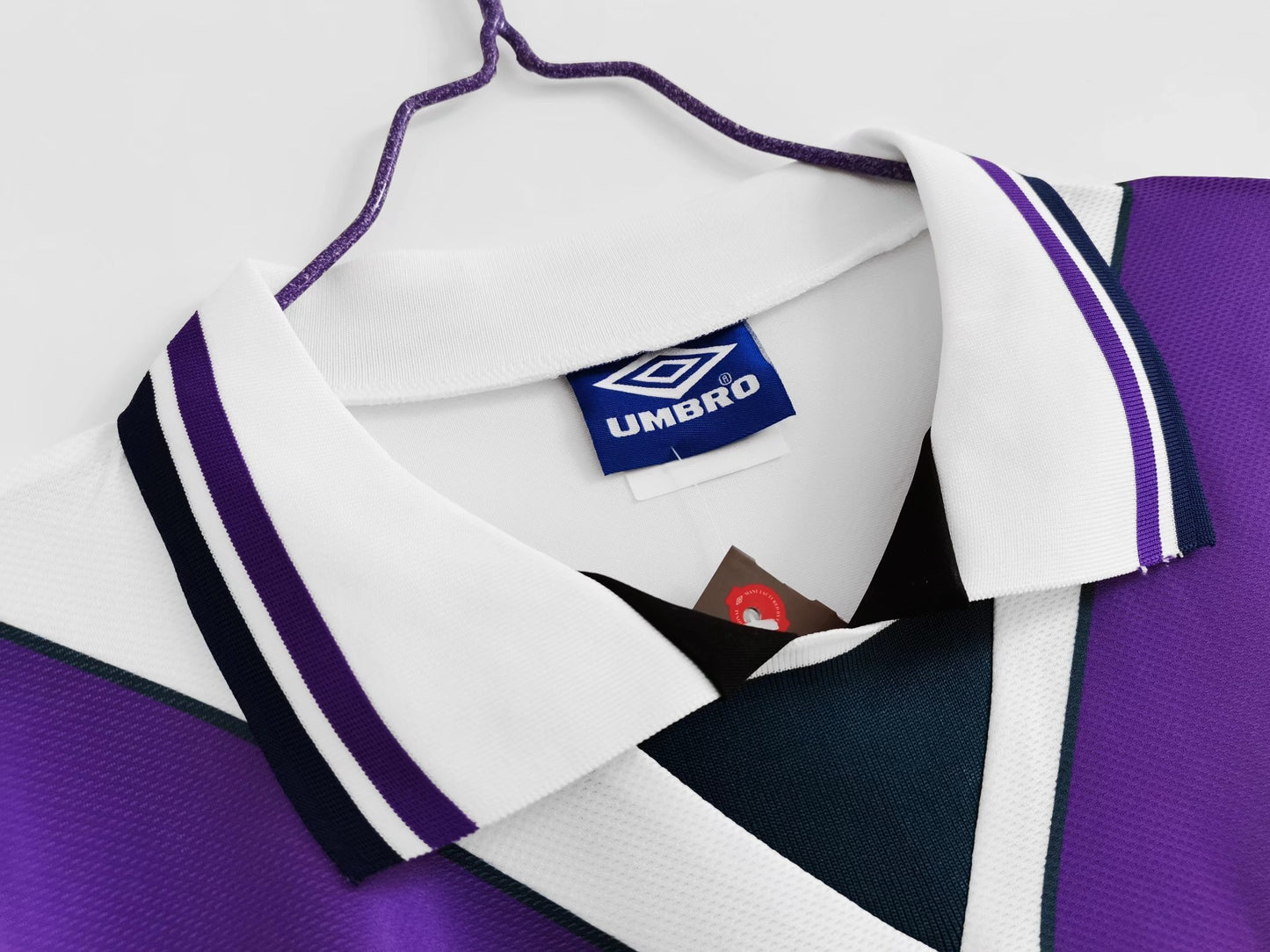 Escocia Umbro — Away blanca 1994-96 | relámpago morado “Saltire” y cuello polo