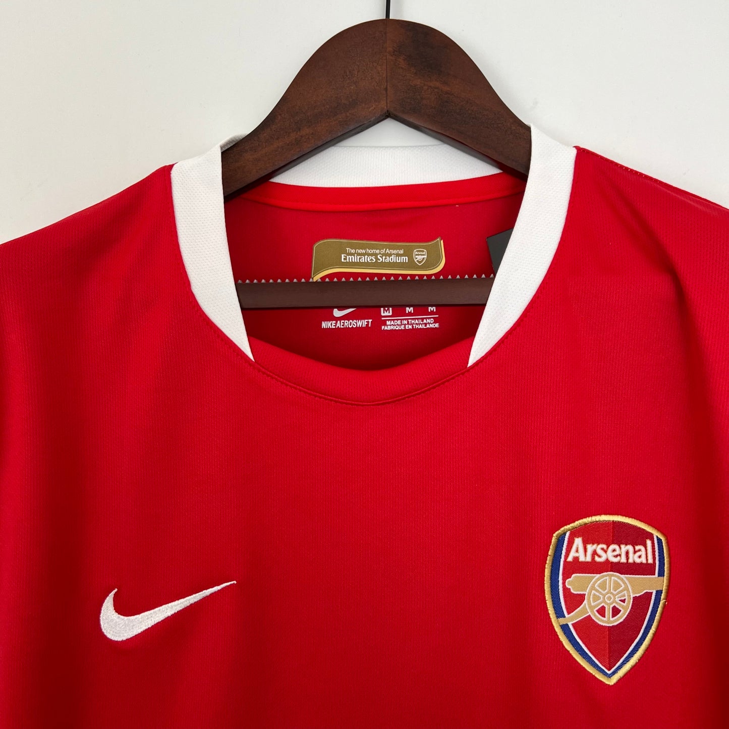 Arsenal “Fly Emirates” 2006–08 — Camiseta home Nike roja (mangas blancas)