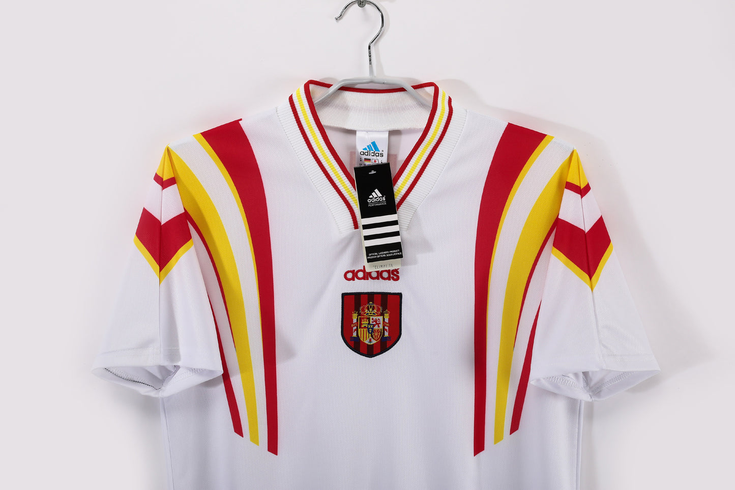 España 1994–96 Away (Blanca con arcos rojo/amarillo) – adidas Equipment