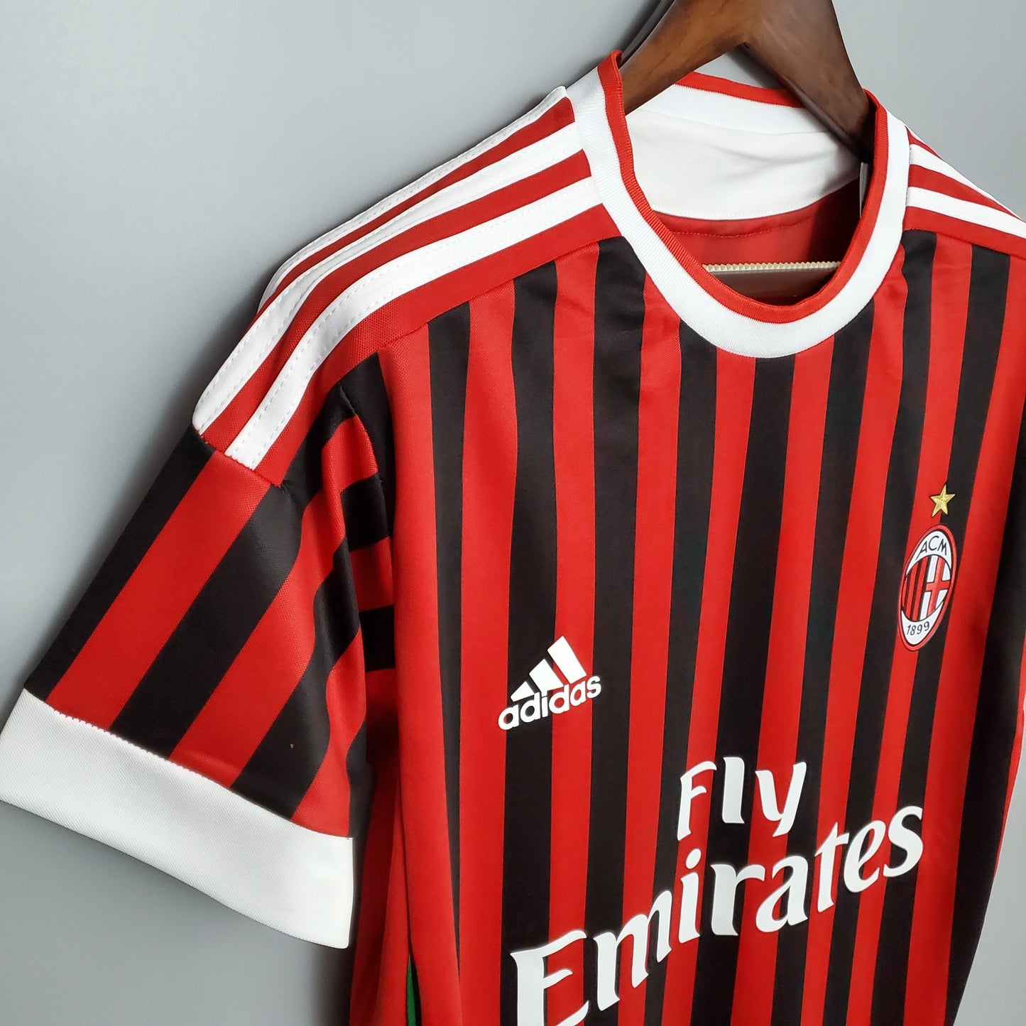 AC Milan “Fly Emirates” 2012–13 — Camiseta home Adidas rossonera (cuello blanco)