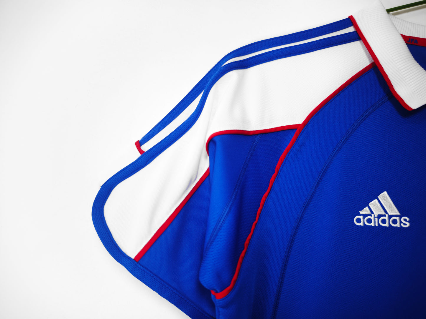 Camiseta Japón adidas Local 2002/03 (Mundial 2002) – Azul con hombros blancos y cuello polo