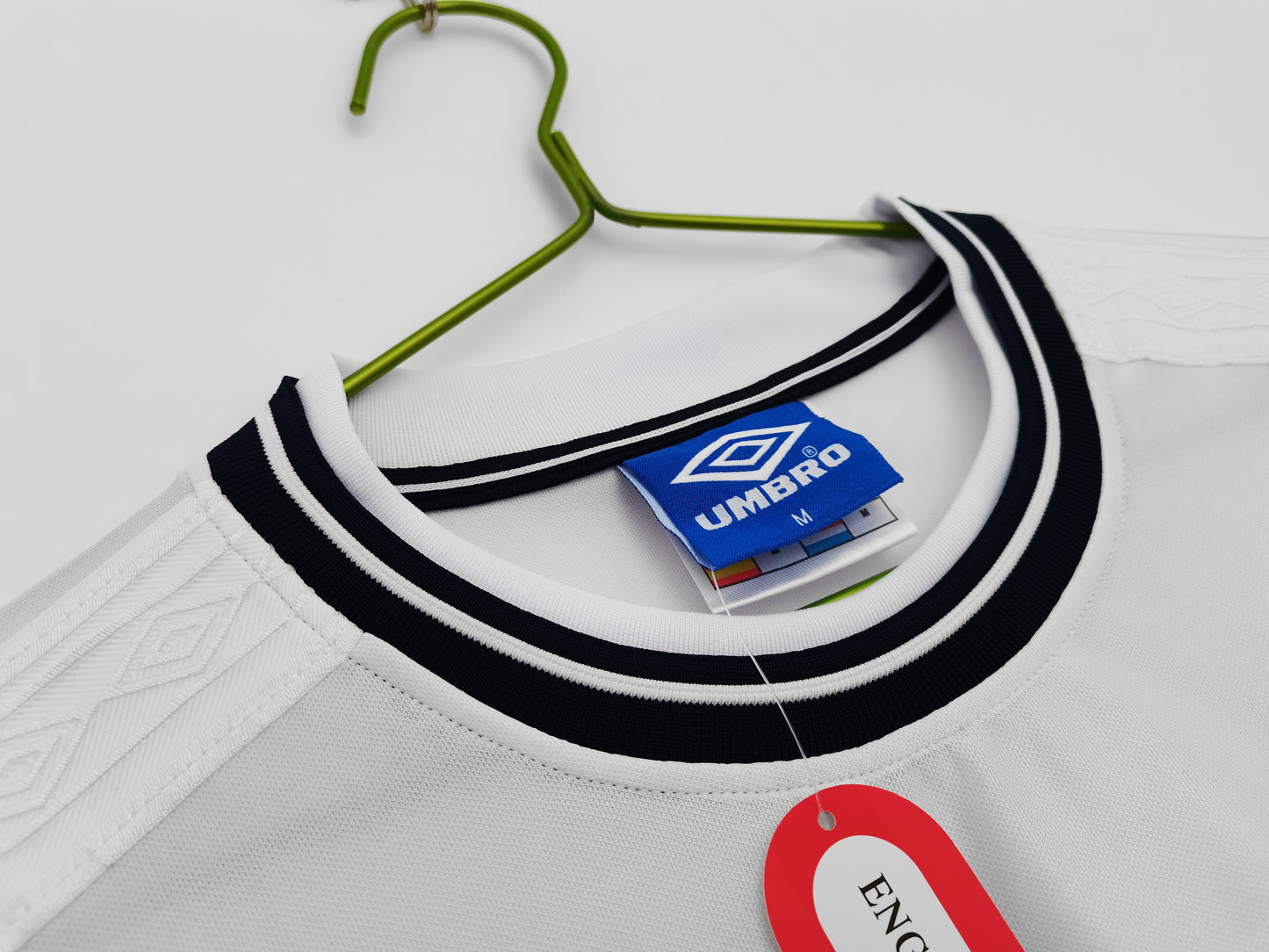Inglaterra Umbro — Home blanca 2010-12 | “Tailored by Umbro”, minimalismo clásico