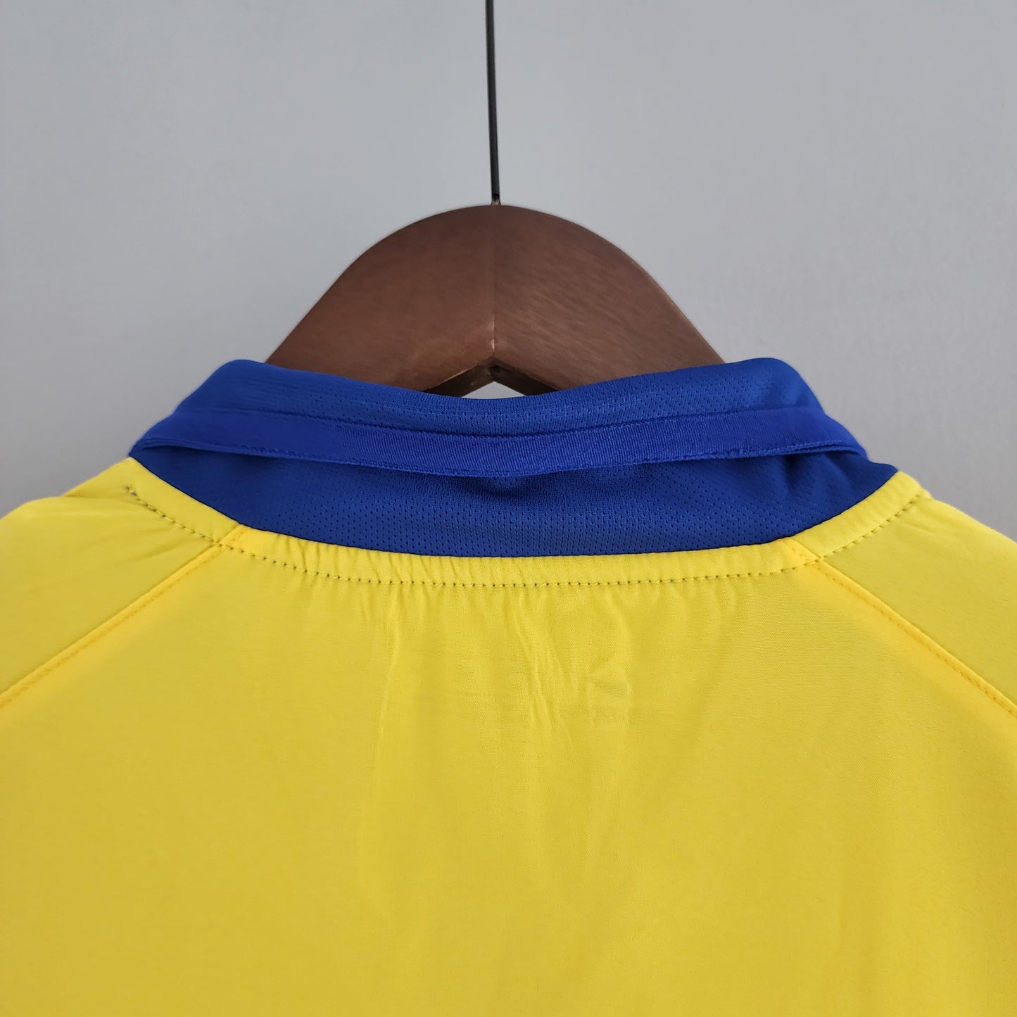 Arsenal “O2” 2004–05 — Camiseta away Nike amarilla (cuello azul)