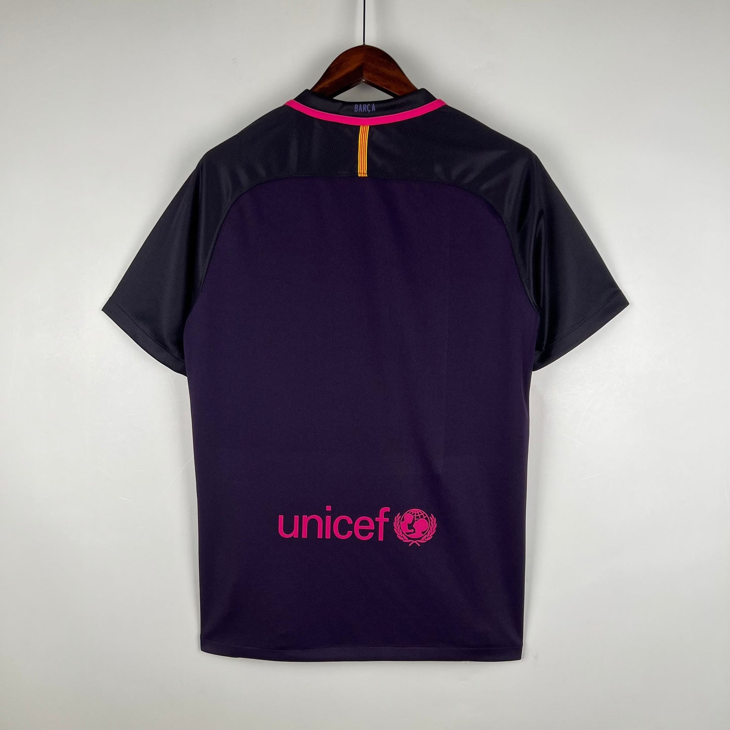 FC Barcelona “Qatar Airways” 2016–17 — Camiseta away Nike morada/negra (detalles fucsia)