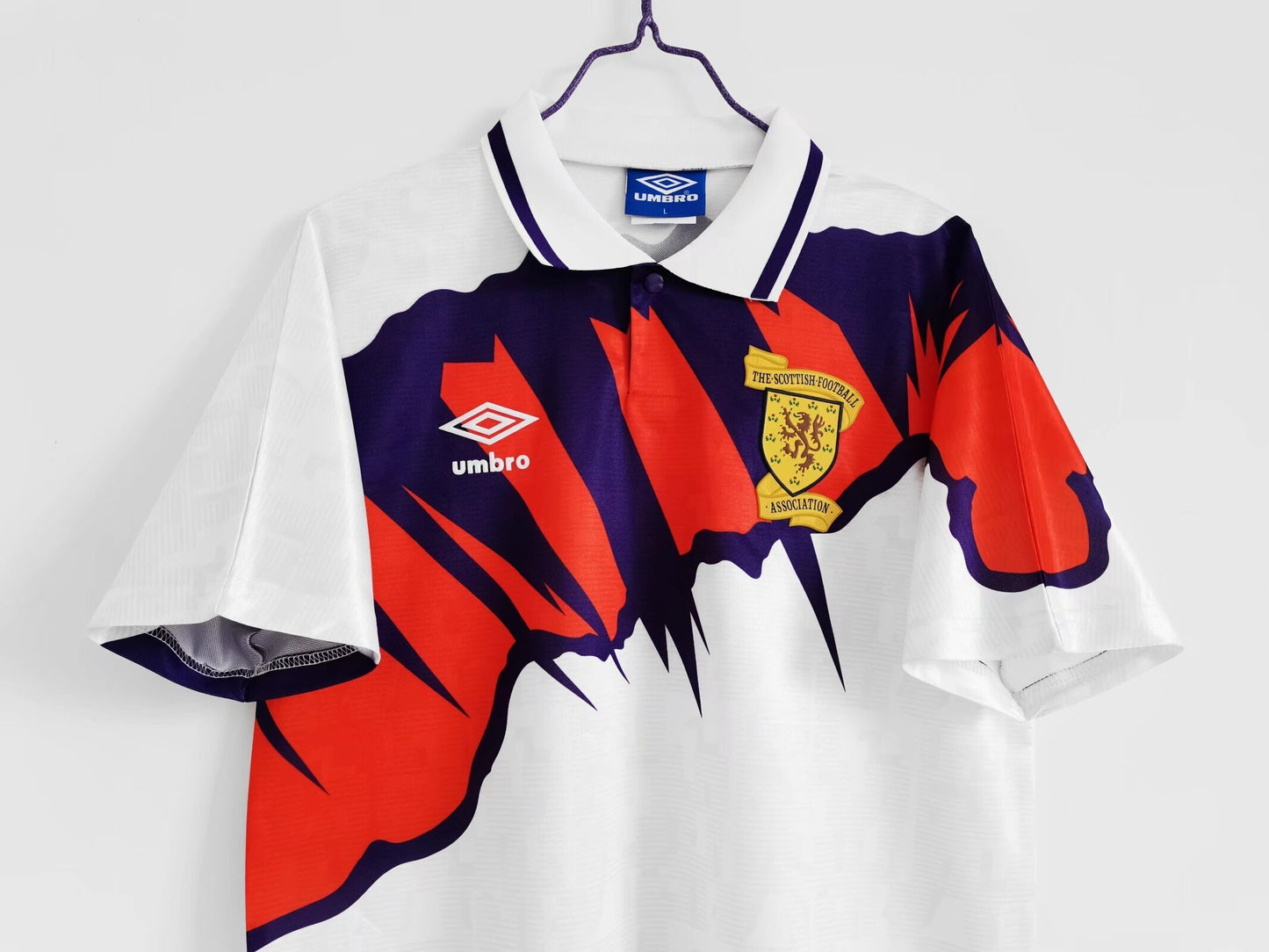 Camiseta Escocia Umbro Away 1991–1993 (Euro ’92 era) – Blanca con gráfico rojo/marino y cuello polo