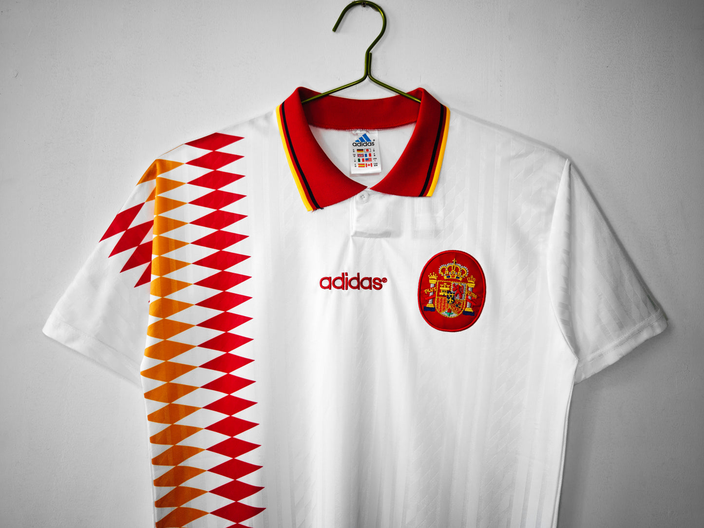 Camiseta España adidas Visitante 1992–1994 – Blanca con franja de triángulos roja/amarilla