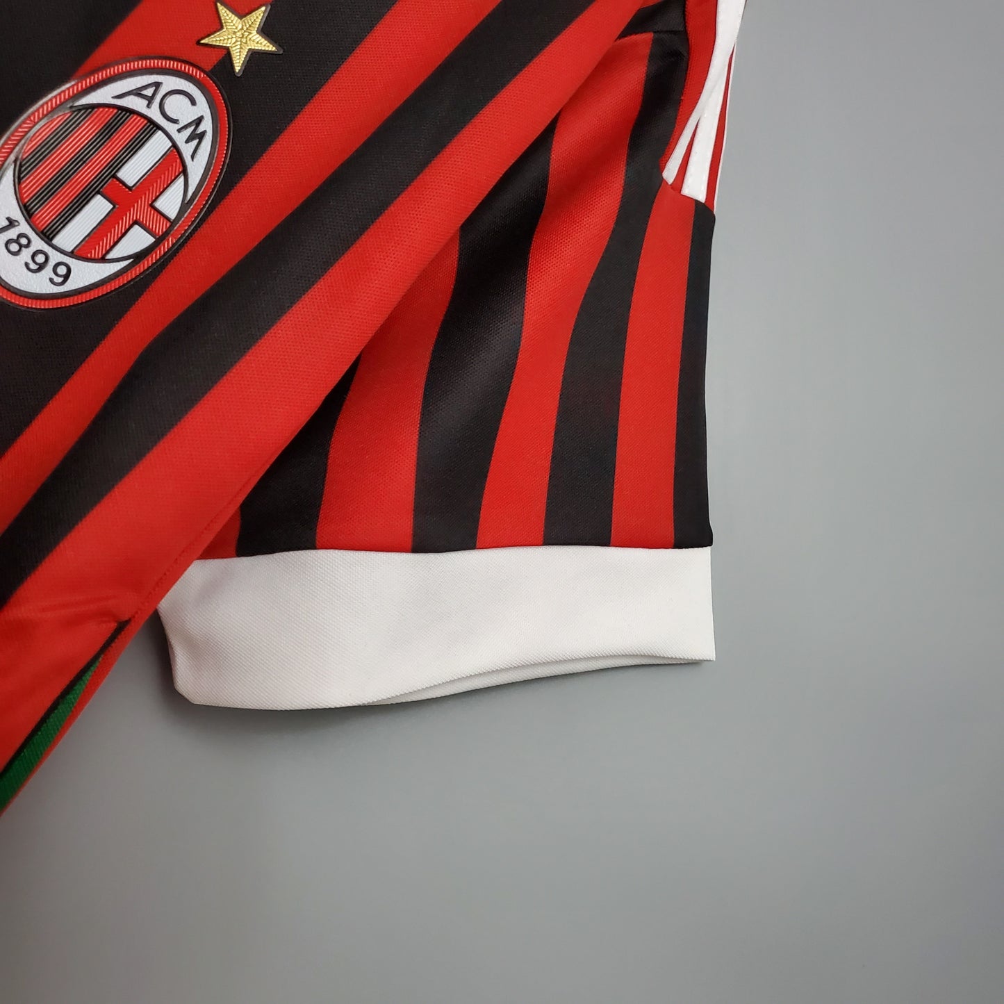 AC Milan “Fly Emirates” 2012–13 — Camiseta home Adidas rossonera (cuello blanco)