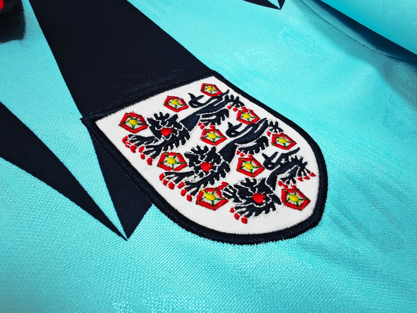Camiseta Inglaterra Score Draw Retro – Third 1990–1992 “Ice Blue” | Celeste/Marino con cuello polo
